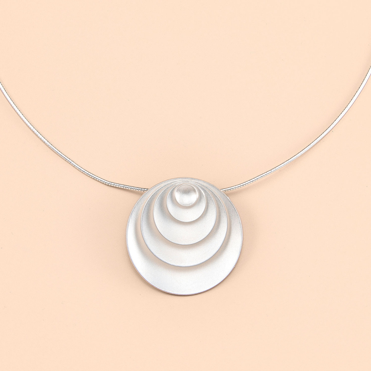 Kelim Sieraden staan bekend om hun tijdloze elegantie en verfijnde vakmanschap. Ge&iuml;nspireerd door traditionele en culturele elementen, cre&euml;ert Kelim unieke sieraden die kunst en draagbaarheid naadloos combineren. Elk stuk is met zorg handgemaakt van hoogwaardig sterling zilver, vaak met subtiele matte afwerkingen die een moderne twist geven aan klassieke ontwerpen. De collectie omvat prachtige oorbellen, kettingen, armbanden en ringen, die allemaal een gevoel van eenvoudige schoonheid en verfijnde stijl uitstralen. Kelim Sieraden zijn perfect voor degenen die op zoek zijn naar unieke, kunstzinnige stukken die een blijvende indruk achterlaten.