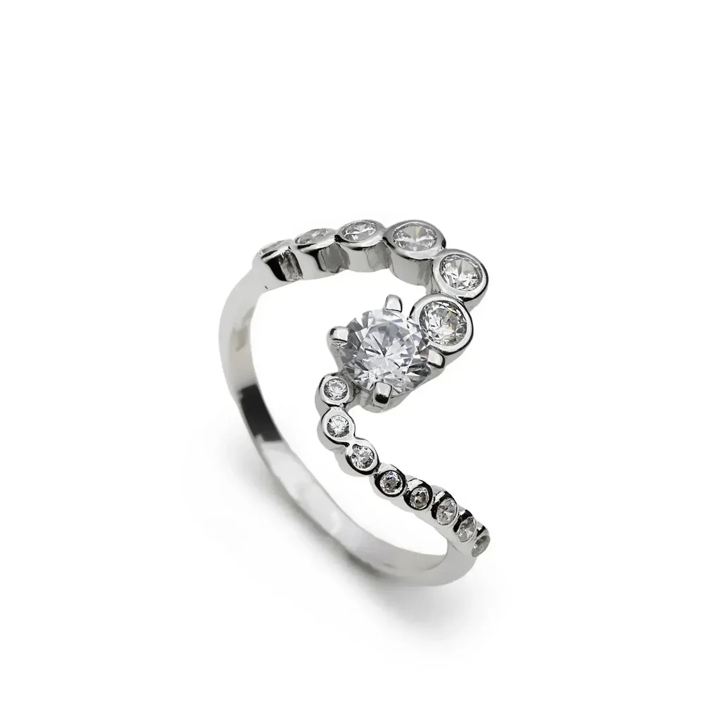 Golvende ring versierd met zirkonen van verschillende groottes langs de contouren, wat een dynamisch en schitterend effect cre&euml;ert. Het elegante en eigentijdse ontwerp maakt het een verfijnd sieraad, perfect om elke stijl een vleugje glans te geven.