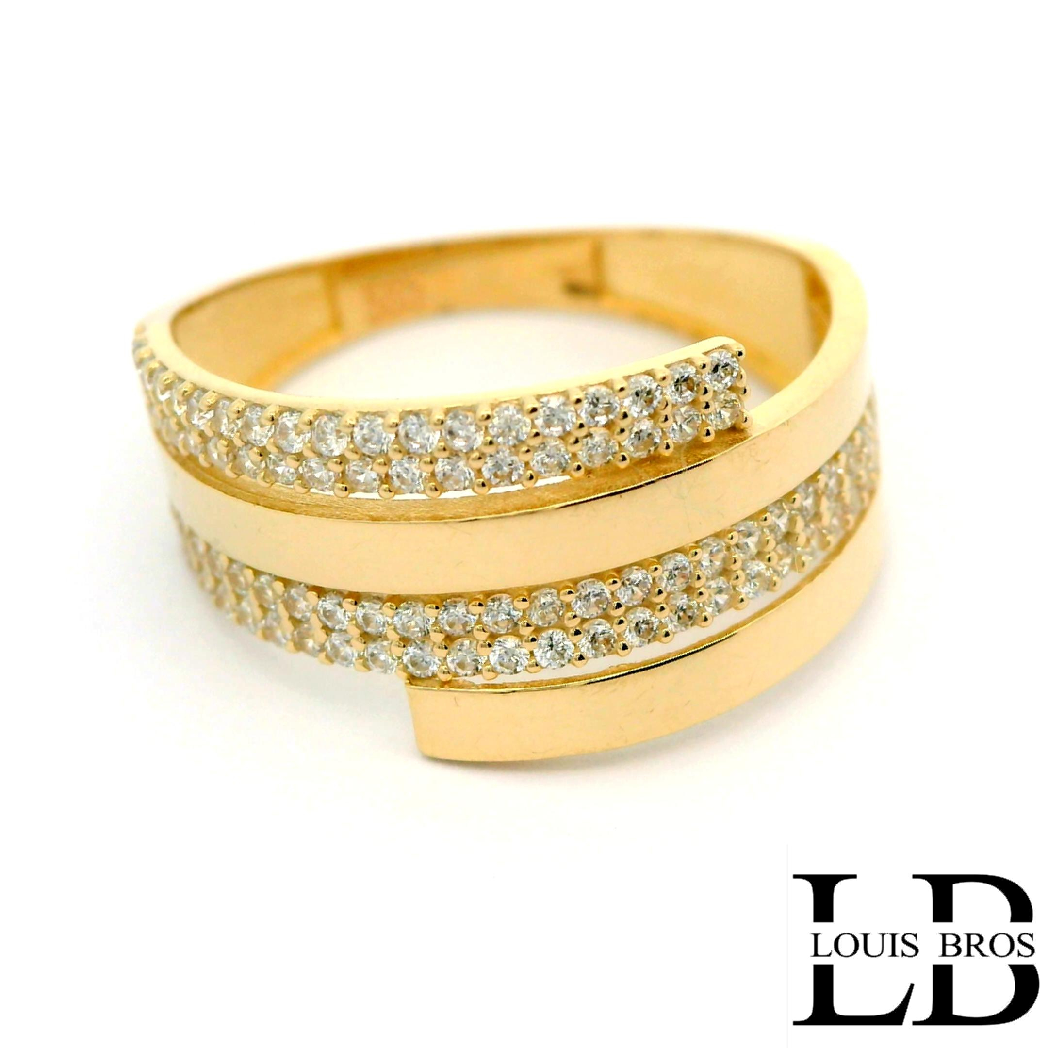 Deze 14 karaat geelgouden ring (2.57.gr) heeft een elegante en tijdloze uitstraling. De ring is bezet met schitterende zirkonia&rsquo;s die het licht prachtig vangen en zorgen voor een verfijnde glans. Het warme geelgoud vormt een mooi geheel met de heldere stenen, waardoor de ring zowel stijlvol als draagbaar is. Een klassiek sieraad dat geschikt is voor dagelijks gebruik en voor bijzondere momenten.
De ring is verkrijgbaar in meerdere afmetingen.