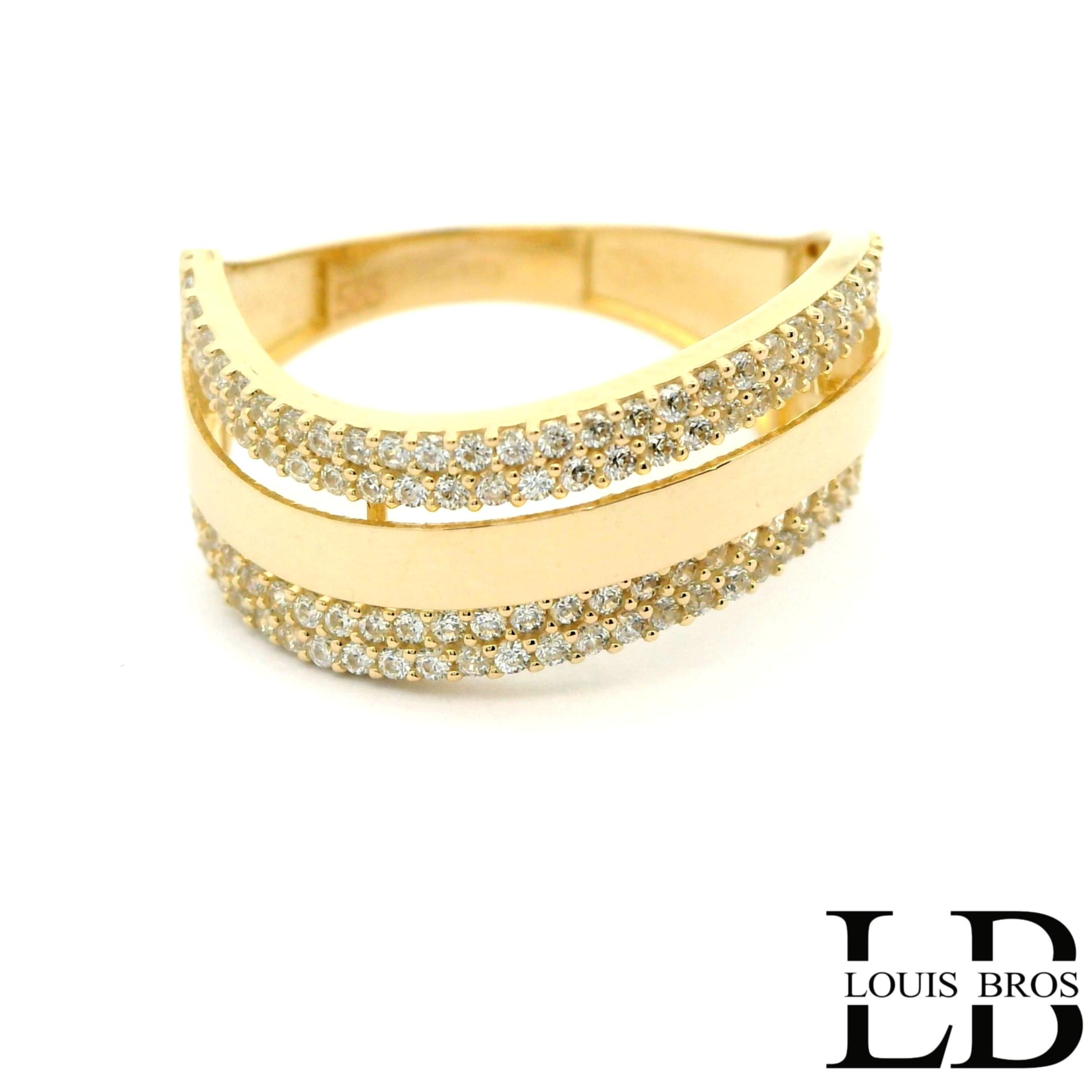 Deze 14 karaat geelgouden ring (2.89.gr) heeft een elegante en tijdloze uitstraling. De ring is bezet met schitterende zirkonia&rsquo;s die het licht prachtig vangen en zorgen voor een verfijnde glans. Het warme geelgoud vormt een mooi geheel met de heldere stenen, waardoor de ring zowel stijlvol als draagbaar is. Een klassiek sieraad dat geschikt is voor dagelijks gebruik en voor bijzondere momenten.
De ring is verkrijgbaar in meerdere afmetingen.