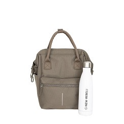 Productomschrijving
De New Rebels Valor Weverly Backpack in Olive Garden is een stijlvolle en praktische rugzak met een natuurlijke, moderne uitstraling. De warme olijfgroene kleur geeft de tas een trendy maar tijdloos karakter en is perfect te combineren met zowel casual als urban outfits.
Deze backpack is gemaakt van hoogwaardig 900D polyester, wat zorgt voor extra stevigheid en duurzaamheid. Dankzij het compacte formaat van 23 x 13 x 32 cm biedt de rugzak voldoende ruimte voor al je dagelijkse essentials, terwijl hij comfortabel blijft om te dragen.
De Valor Weverly rugzak van New Rebels is ideaal voor dagelijks gebruik, werk, school of een dagje onderweg en staat garant voor kwaliteit, comfort en stijl.
Belangrijkste kenmerken
✔ Merk: New Rebels
✔ Model: Valor Weverly Backpack
✔ Kleur: Olive Garden
✔ Afmetingen: 23 x 13 x 32 cm
✔ Materiaal: Duurzaam 900D polyester
✔ Stijl: Modern, natuurlijk & trendy
✔ Gebruik: Dagelijks, werk, school, reizen