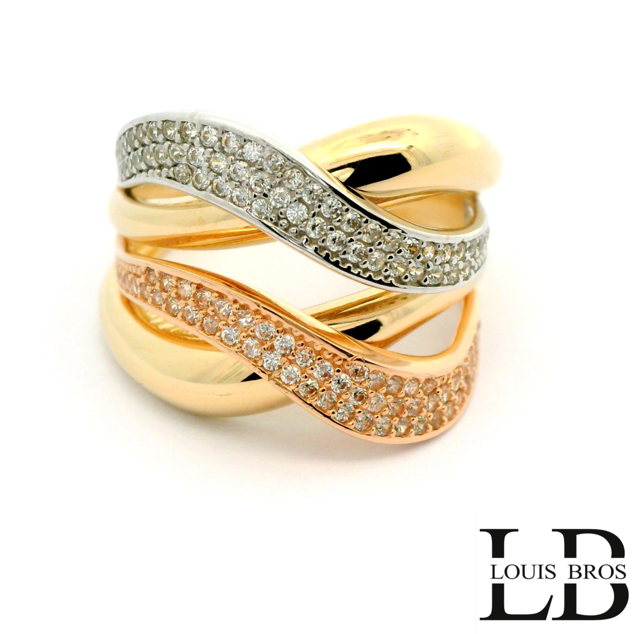 Deze schitterende ring is vervaardigd uit 14 karaat tricolor goud (5.09 gr), waarbij geel-, wit- en rosegoud op elegante wijze samenkomen. Het speelse kleurenspel geeft de ring een unieke en luxe uitstraling. De ring is verder verrijkt met fonkelende zirkonia&rsquo;s, die zorgen voor een sprankelende schittering bij iedere beweging.

Een tijdloos en stijlvol sieraad dat perfect is voor dagelijks gebruik, maar ook bijzonder mooi bij feestelijke gelegenheden. Dankzij de combinatie van drie goudkleuren laat de ring zich makkelijk combineren met andere sieraden.

 Materiaal: 14 karaat goud (tricolor: geel, wit & ros&eacute;)
 Steen: Zirkonia
 Stijl: Elegant, luxe en veelzijdig.
De ring is verkrijgbaar in meerdere afmetingen.