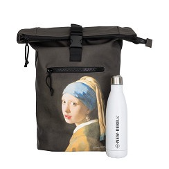 Productomschrijving
De Mart Arts &ndash; Los Angeles Pearl Girl Rolltop Backpack Mini van New Rebels is een trendy en compacte rugzak met een moderne, stedelijke uitstraling. Dankzij het stijlvolle rolltop-design en de elegante pearl-afwerking is deze mini backpack perfect voor dagelijks gebruik, een dagje shoppen of onderweg in de stad.
De rugzak is gemaakt van 100% PU-materiaal, wat zorgt voor een luxe look en een onderhoudsvriendelijk, waterafstotend oppervlak. Met een formaat van 30 x 12 x 43 cm biedt deze rolltop backpack voldoende ruimte voor je dagelijkse essentials, terwijl hij licht en comfortabel blijft om te dragen.
De Los Angeles Pearl Girl rolltop rugzak combineert mode en functionaliteit en is een echte eyecatcher binnen de Mart Arts collectie van New Rebels.
Belangrijkste kenmerken
✔ Merk: New Rebels
✔ Collectie: Mart Arts &ndash; Los Angeles
✔ Model: Pearl Girl Rolltop Backpack Mini
✔ Afmetingen: 30 x12 x 43 cm
✔ Materiaal: 100% PU
✔ Design: Rolltop
✔ Stijl: Trendy, urban & modern
✔ Gebruik: Dagelijks, stad, shoppen, reizen
Waarom kiezen voor de Mart Arts Los Angeles Pearl Girl Rolltop Backpack Mini?
Stijlvol rolltop-design
Luxe uitstraling dankzij PU-materiaal
Compact maar praktisch formaat
Lichtgewicht en comfortabel te dragen
Betrouwbare kwaliteit van New Rebels