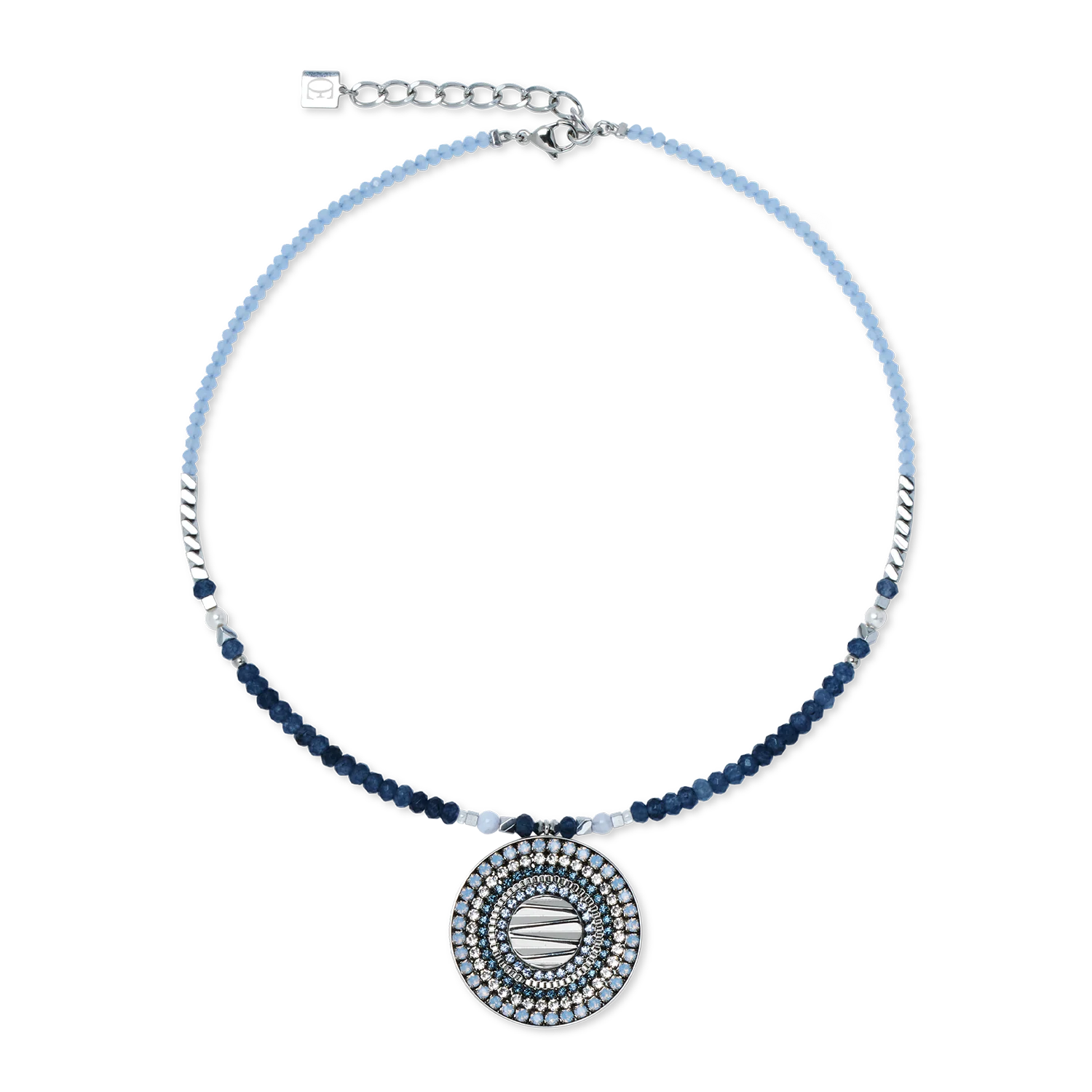 Toekomstgericht design met een statementfactor - de Modern Future zilverblauwe amuletketting tilt moderne elegantie naar een hoger niveau. De indrukwekkende amulet van 35 mm combineert uiterst nauwkeurig geslepen Swarovski-kristallen, koel roestvrij staal en de opvallende "Wave"-plaat in zilver. Strakke lijnen, dynamische reflecties en een perfecte balans tussen licht en structuur maken dit sieraad tot de belichaming van moderniteit. Perfect voor iedereen die minimalisme combineert met maximale impact - en nog mooier in combinatie met de Round Wave zilveren oorknopjes.
