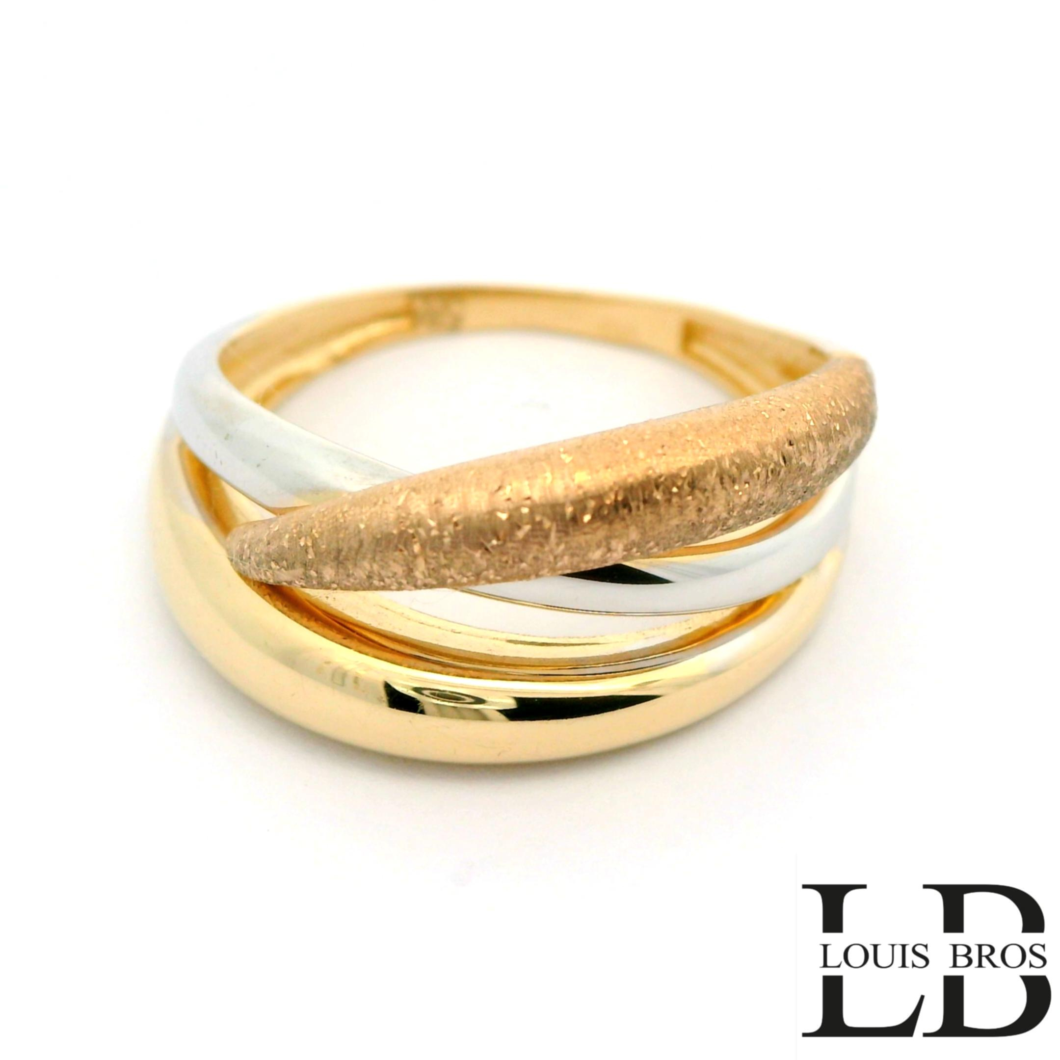 Deze stijlvolle tricolor ring is vervaardigd uit 14 karaat goud (3.18 gr) en combineert geelgoud, witgoud en ros&eacute;goud op harmonieuze wijze. Het moderne ontwerp bestaat uit drie elegant gebogen banden met een verfijnde matte afwerking, die samen zorgen voor een speels maar tijdloos effect. De ring heeft geen steen, waardoor de focus volledig ligt op het design en de rijke goudtinten. Een uniek en elegant sieraad dat klasse uitstraalt en geschikt is voor zowel dagelijks gebruik als bijzondere gelegenheden.
De ring is verkrijgbaar in meerdere afmetingen.