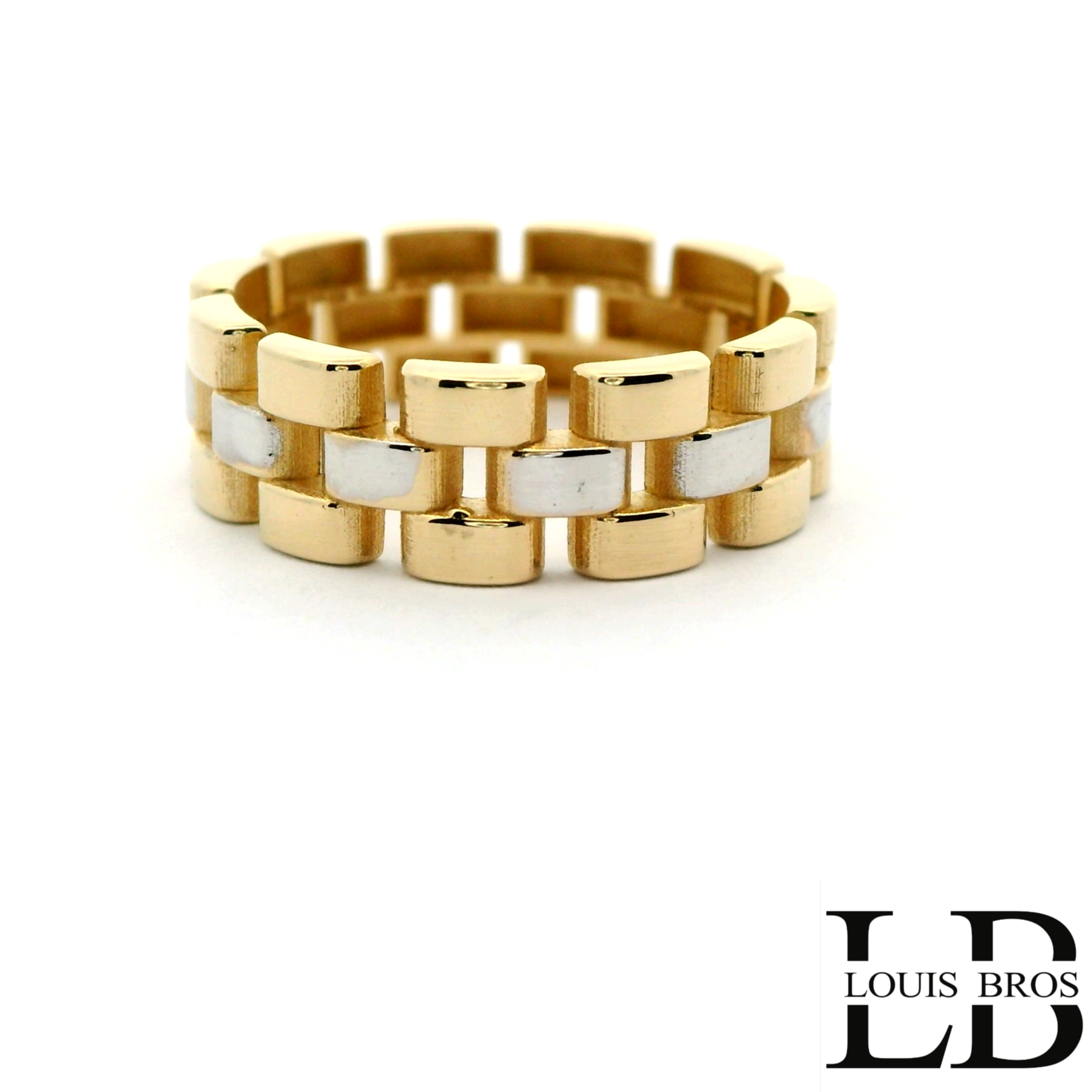 Deze 14 karaat bicolor gouden ring (2.66 gr) heeft een krachtige en tijdloze uitstraling. Het ontwerp bestaat uit strak gevormde, rechthoekige schakels die doen denken aan een luxe horlogeband. De combinatie van geelgoud en witgoud zorgt voor een stijlvol contrast en maakt de ring veelzijdig te dragen.

Dankzij de robuuste afwerking en het solide karakter voelt de ring comfortabel en duurzaam aan. Het gepolijste oppervlak geeft een mooie glans en benadrukt het vakmanschap. Deze ring is perfect voor wie houdt van een moderne, elegante en toch stoere look, en is geschikt voor zowel dagelijks gebruik als bijzondere gelegenheden.
De ring is verkrijgbaar in meerdere afmetingen.