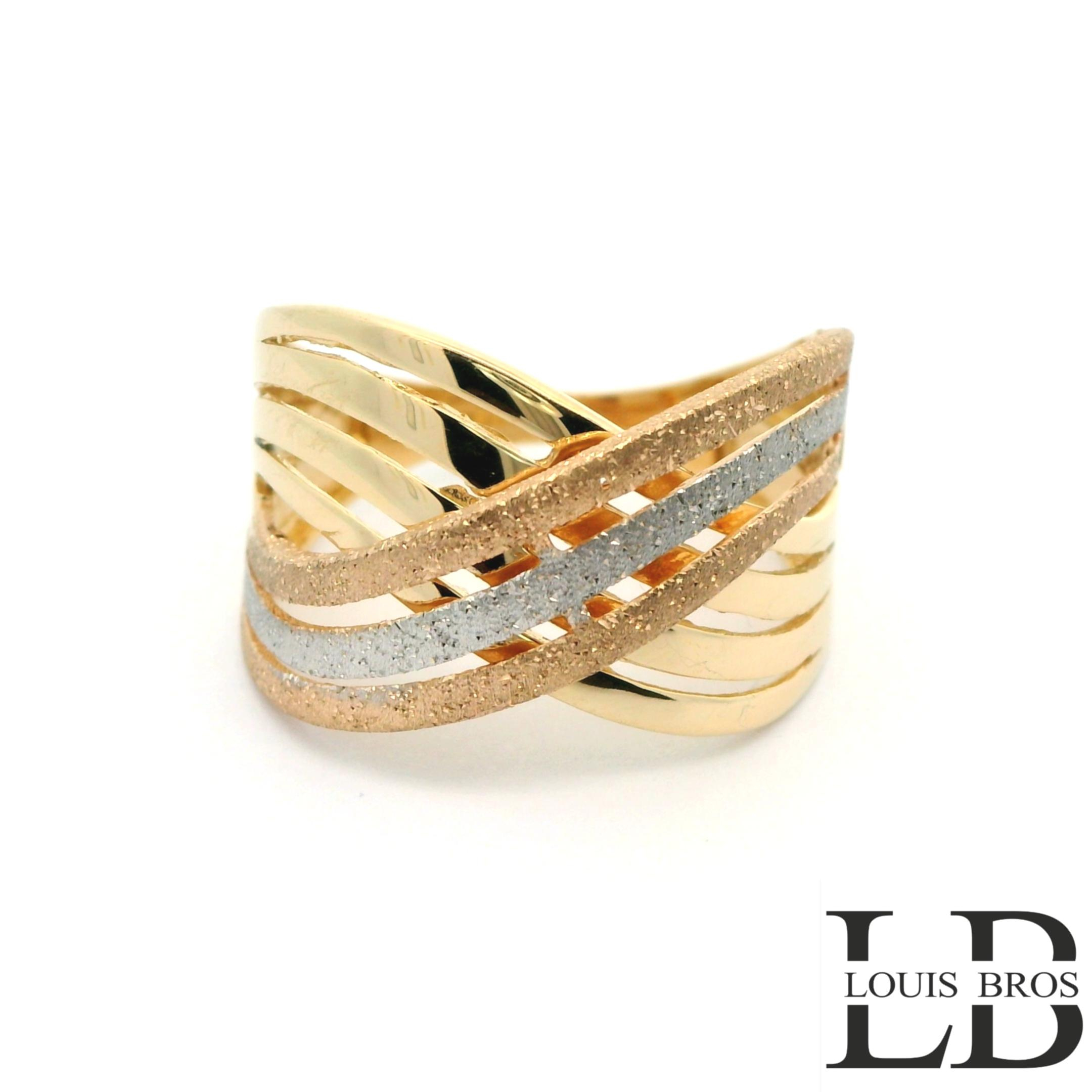 Deze stijlvolle tricolor ring is vervaardigd uit 14 karaat goud (3.88 gr) en combineert geelgoud, witgoud en ros&eacute;goud op harmonieuze wijze. Het moderne ontwerp bestaat uit drie elegant gebogen banden met een verfijnde matte afwerking, die samen zorgen voor een speels maar tijdloos effect. De ring heeft geen steen, waardoor de focus volledig ligt op het design en de rijke goudtinten. Een uniek en elegant sieraad dat klasse uitstraalt en geschikt is voor zowel dagelijks gebruik als bijzondere gelegenheden.
De ring is verkrijgbaar in meerdere afmetingen.