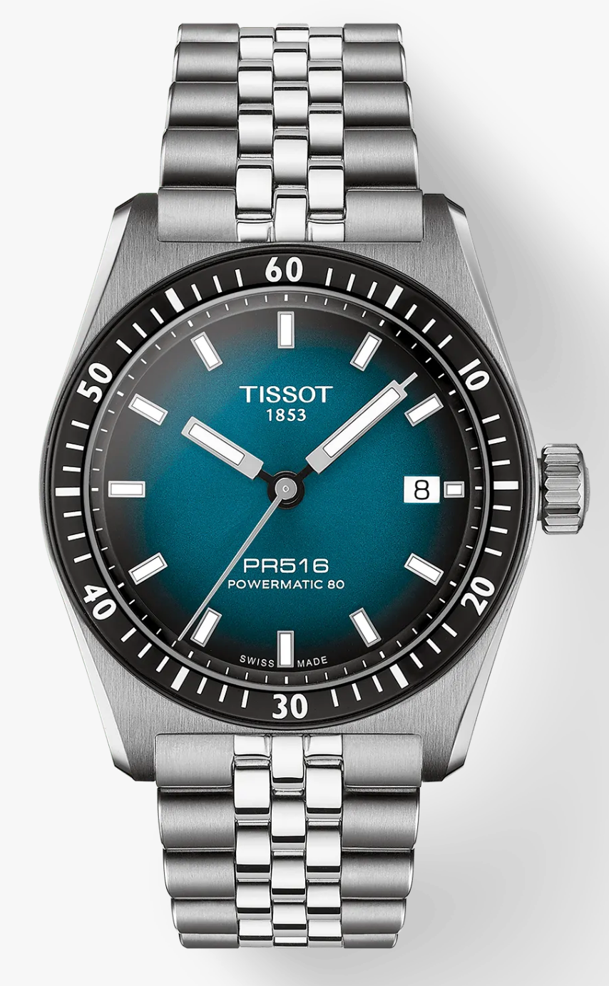 De Tissot PR516 is een sportief en stijlvol Zwitsers horloge met een 38 mm roestvrijstalen kast, blauwe wijzerplaat en krasbestendig saffierglas. Perfect voor een tijdloze en veelzijdige look.
