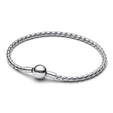 De sterling zilveren armband met modelnummer 594028C00-19 is een verfijnd sieraad, ideaal voor elke gelegenheid. Deze armband valt onder de categorie "Jewel" en "Bracelet". Draag hem solo voor een elegante look of combineer met andere armbanden voor een modieuze set. Perfect voor zowel dagelijks gebruik als speciale gelegenheden.