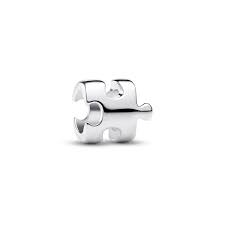 De Puzzle sterling zilveren mini bedel, modelnummer 794514C00, is een verfijnd sieraad uit de Pandora collectie. Gemaakt van hoogwaardig sterling zilver, biedt het een elegante, tijdloze uitstraling. Draag deze bedel aan een Pandora-armband of ketting voor een subtiele, gepersonaliseerde look. Perfect voor het toevoegen van een uniek tintje aan je sieradencollectie.