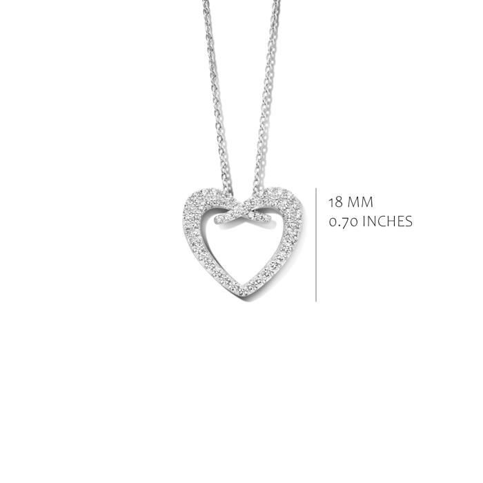 Ketting is inzilver met een hanger in hartvorm. De ketting is in forcat schakel en de hanger is in een open hartvorm 
gezet met zirkonium