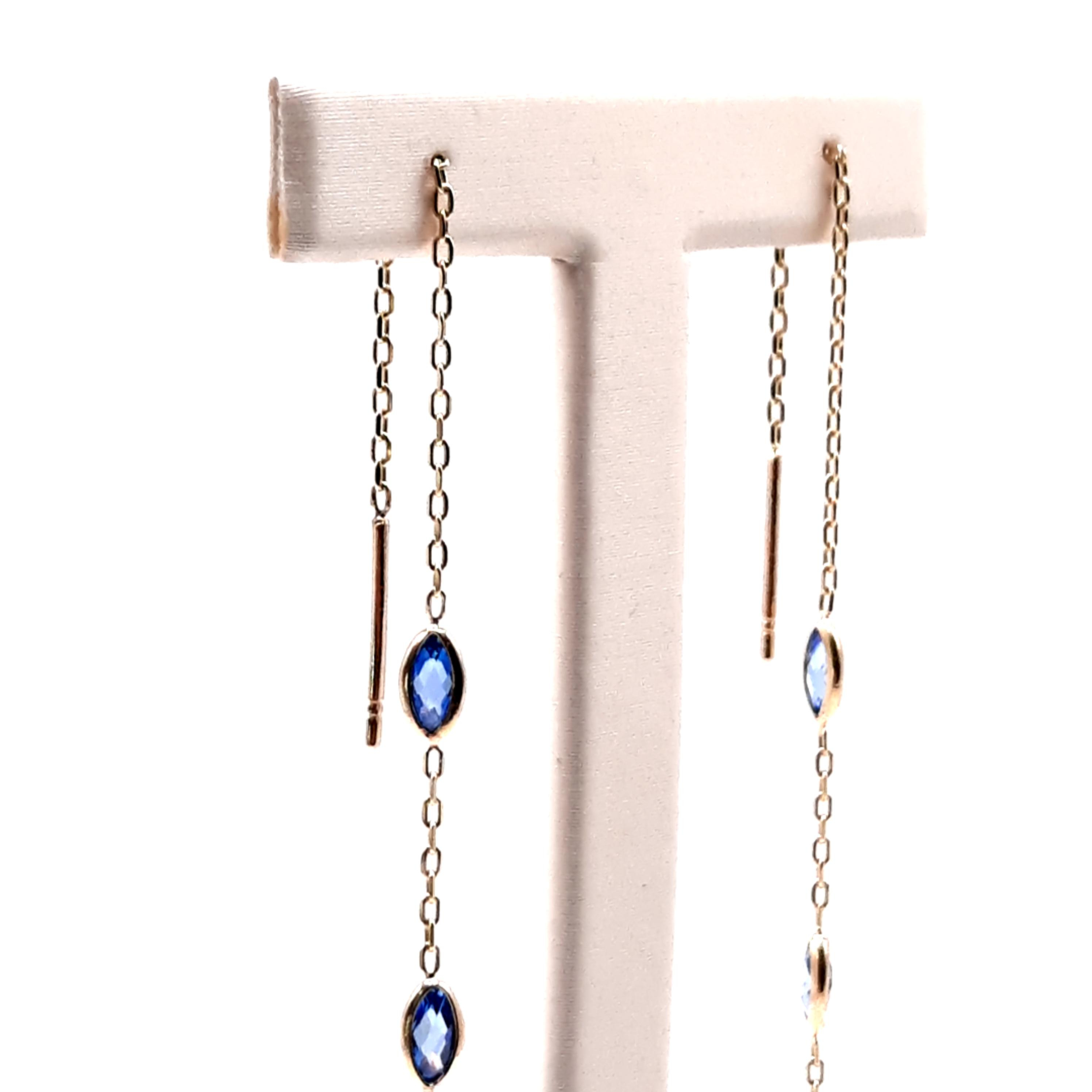 Deze prachtige gouden oorbellen met modelnummer 0002543 zijn van 14-karaats goud en bevatten zes saffieren, wat een elegante uitstraling geeft. Perfect om een verfijnde look te cre&euml;ren bij zowel formele als informele gelegenheden. Draag ze als een statement piece of combineer met andere gouden sieraden voor een luxueuze uitstraling. Ideaal voor elke sieradenliefhebber.