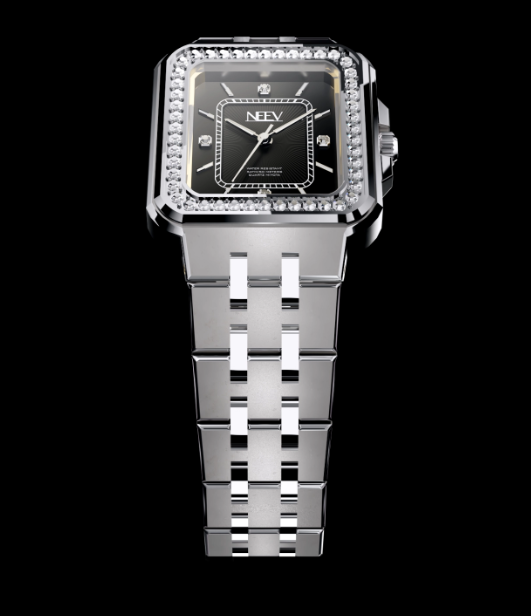 De Nora&reg; Sparkle Silver Black is krachtig en stijlvol. De zwarte wijzerplaat contrasteert prachtig met de zilverkleurige kast, rijkelijk bezet met zirkonia&rsquo;s. De stalen band combineert gematteerde en gepolijste schakels voor een moderne uitstraling. Met saffierglas en 5 ATM waterbestendigheid is dit horloge net zo duurzaam als verfijnd.