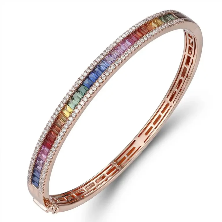 18 karaat ros&eacute;goud bangle armband met Diamant en Saffier in alle kleurnuances van de regenboog 

Extra Informatie 
diamant 118 stenen totaal  0.72 Carat 
Kleur: G ( Fine white / Top wesselton)
Zuiverheid SI (small inclusions)
slijpvorm: briljant 

Saffier verschillende kleuren
33 stenen totaal 3.28 Carat
Slijpvorm:  Baquette 

ook leverbaar in 18 Krt wit- of geelgoud