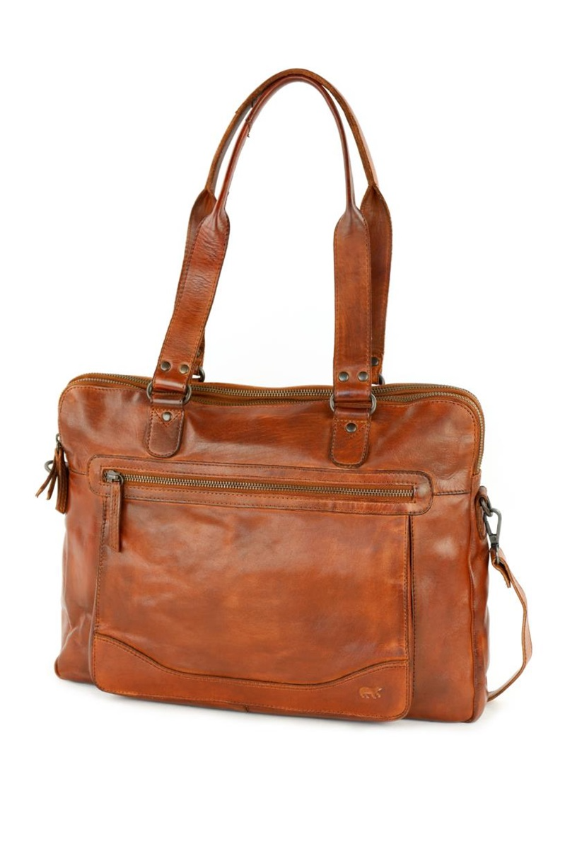 De BearDesign Lia schoudertas Cognac, modelnummer CL 35220 COGNAC, valt in de categorie tassen en type schoudertassen. De tas biedt veelzijdige stijl en comfort voor dagelijks gebruik. Draag hem over je schouder voor een moeiteloze, chique look die zowel casual als zakelijke outfits complimenteert. Perfect voor elke gelegenheid waar stijl en functionaliteit samenkomen.