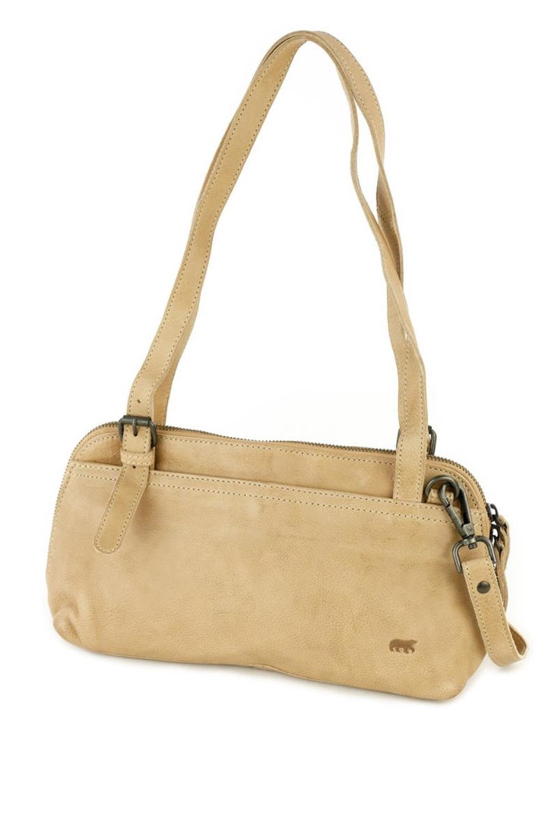 Deze BearDesign-shopper-schoudertas in Baltic Beige heeft een ruim hoofdcompartiment met diverse handige vakken en een ritsvak aan de achterzijde. De tas heeft een verstelbare schouderband en is gemaakt van hoogwaardig leer. Een stijlvolle en praktische toevoeging aan elke outfit. Draag de tas over je schouder of crossbody voor een trendy look. Perfect voor dagelijks gebruik of een avondje uit

Ook lang te dragen met de afneembare schouderriem.
Afmetingen:
Hoogte 18cm x breed 29cm x diep 8cm
