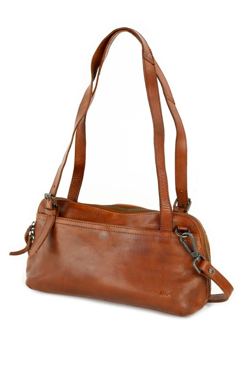 Deze BearDesign-shopper-schoudertas in cognackleur heeft een ruim hoofdcompartiment met diverse handige vakken en een ritsvak aan de achterzijde. De tas heeft een verstelbare schouderband en is gemaakt van hoogwaardig leer. Een stijlvolle en praktische toevoeging aan elke outfit. Draag de tas over je schouder of crossbody voor een trendy look. Perfect voor dagelijks gebruik of een avondje uit

Ook lang te dragen met de afneembare schouderriem.
Afmetingen:
Hoogte 18cm x breed 29cm x diep 8cm