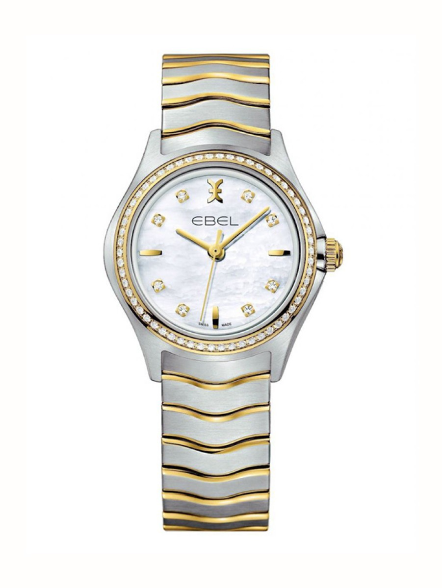 Dit dameshorloge is onderdeel van de vernieuwde Ebel Wave serie. Alle modellen in deze serie hebben een ronde horlogekast en een metalen schakelband met golvend schakels: waves. De horloges zijn bovendien allemaal uitgerust met een antireflecterend saffierglas en een hoge kwaliteit vouwsluiting.

De 1216351A heeft een prachtige parelmoer wijzerplaat met daarop diamanten indexen en goudkleurige wijzers. Ook de lunet van het horloge is volgezet met diamanten. In totaal zit er 0.43 karaat in het horloge verwerkt. De horlogeband is gemaakt van edelstaal gecombineerd met 18 karaat goud. Het model is bovendien tot 50 meter waterdicht, wat betekent dat hij om gehouden kan worden tijdens het zwemmen of douchen.

Op dit Ebel horloge geldt een fabrieksgarantie van drie jaar.