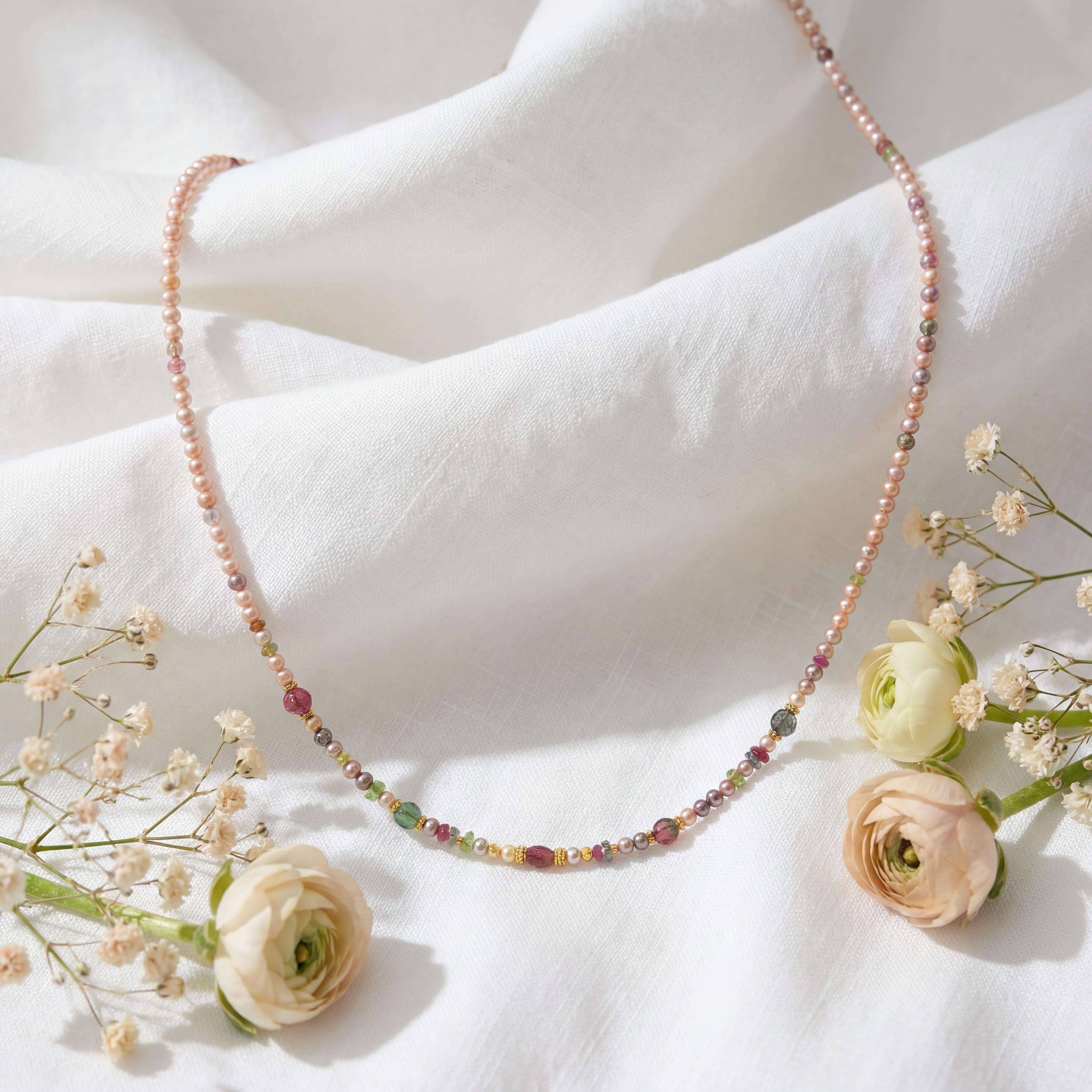 Entdecken Sie die Fein & Bunt Kette, ein fantasievoller Halsschmuck aus der Kategorie Schmuck. Mit einer L&auml;nge von 450 mm eignet sie sich perfekt, um jeden Look zu veredeln. Tragen Sie sie als Statement-Piece zu einem schlichten Outfit oder kombinieren Sie sie mit weiteren Schmuckst&uuml;cken f&uuml;r einen individuellen Stil.