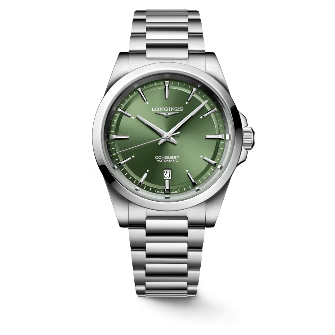 De Longines Conquest L38304026 horloge is een elegant zilverkleurig polshorloge met een roestvrijstalen kast en band. Het heeft een groene wijzerplaat met streepindexen, saffierglas, en automatische Zwitserse beweging. Waterbestendig tot 10 ATM, anti-allergisch en nikkelvrij. Dit horloge is perfect voor zowel dagelijks gebruik als meer formele gelegenheden. Draag het met vertrouwen!
