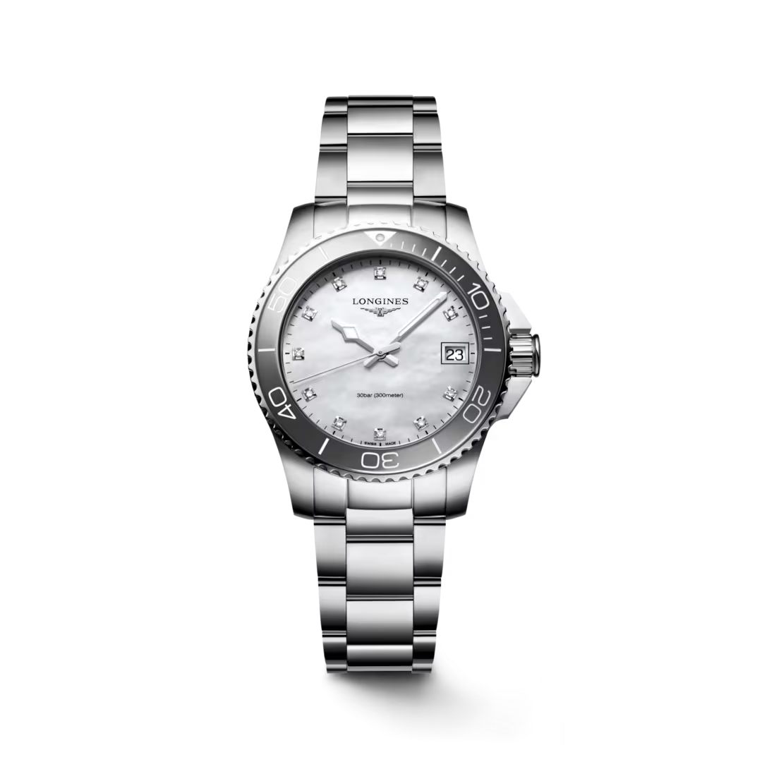 De Longines Hydro Conquest L33704876 is een elegante Zwitserse polshorloge met een analoge weergeving en quartz beweging. Het heeft een roestvrijstalen kast en band, beide in zilverkleur, en een witte wijzerplaat met echte diamanten index. Waterdicht tot 30 meter en antiallergisch, ideaal voor dagelijks gebruik. Beste te dragen bij formele of zakelijke outfits.