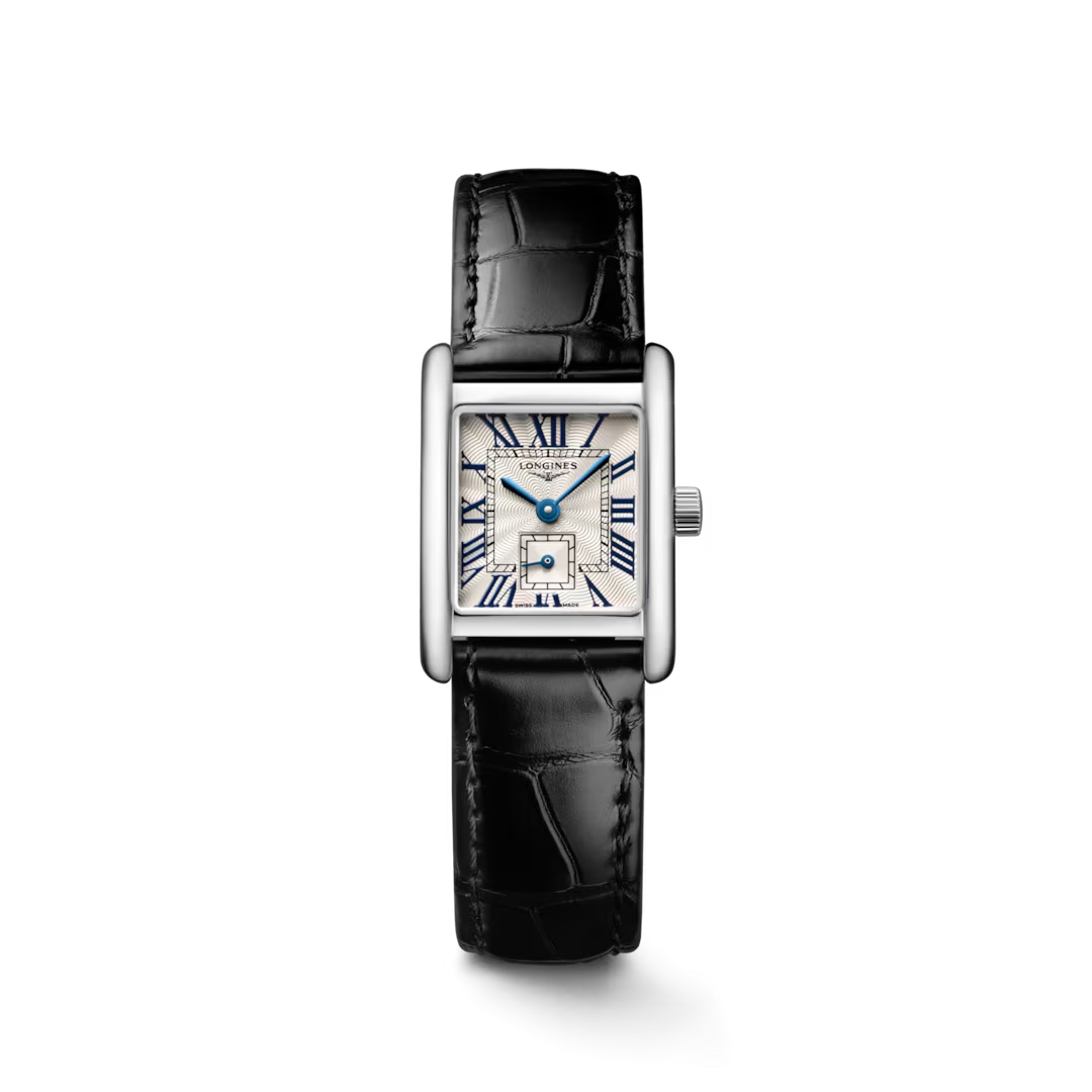De Longines Mini DolceVita L52004712 is een elegante horloge met een rechthoekige zilverkleurige kast. De horlogeband is van alligator leder met een gesp sluiting. Dit horloge is perfect voor een chique en stijlvolle look. Draag het met een elegante blouse en een pantalon voor een onberispelijke uitstraling. Maak een statement met de Longines Mini DolceVita!