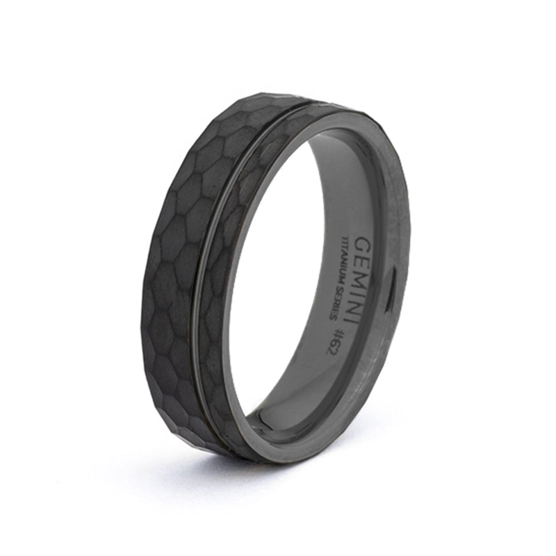 De Gemini Alter Black is een stijlvolle ring, gekenmerkt door een unieke zwarte afwerking. Dit juweel heeft geen glans, wat het een moderne en subtiele uitstraling geeft. Het is maat 64 en ideaal voor dagelijks gebruik of speciale gelegenheden. Draag het op je ringvinger voor een verfijnde touch aan elke outfit.