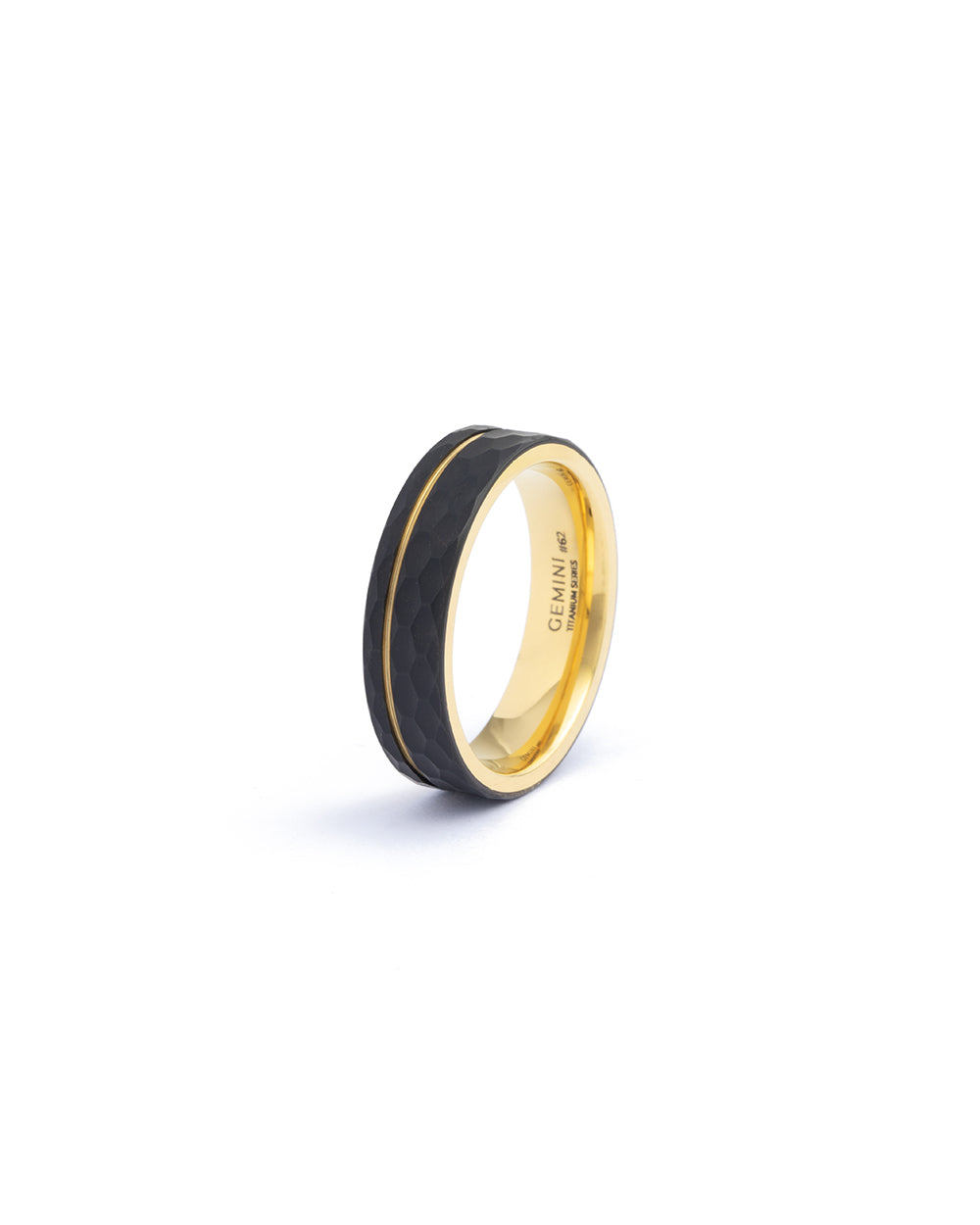 De Gemini Alter Gold biedt een stijlvolle en verfijnde uitstraling als een ring perfect voor dagelijks gebruik of speciale gelegenheden. Met een unieke inrichting zonder glans.,geeft het een subtiele, maar elegante uitstraling aan elke outfit. Draag deze ring voor een tijdloze en chique look.