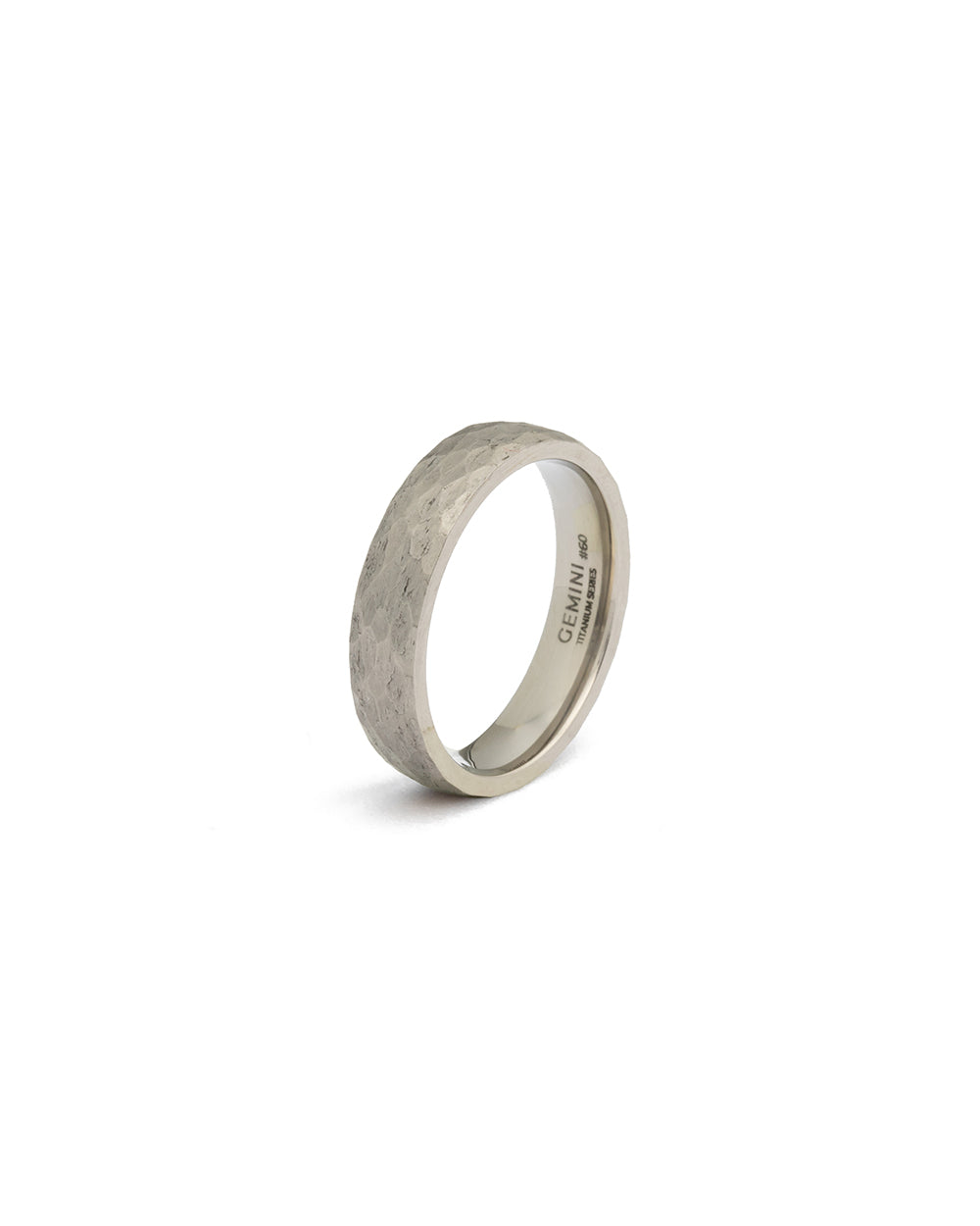 De Gemini Pulso Silver  is een stijlvolle ring van titanium. Het is een ongepolijste ring met een breedte van 5 mm en maat 66. Deze ring is perfect voor dagelijks gebruik of speciale gelegenheden. Draag hem als een opvallend accessoire op zichzelf of combineer met andere sieraden voor een gelaagde look.