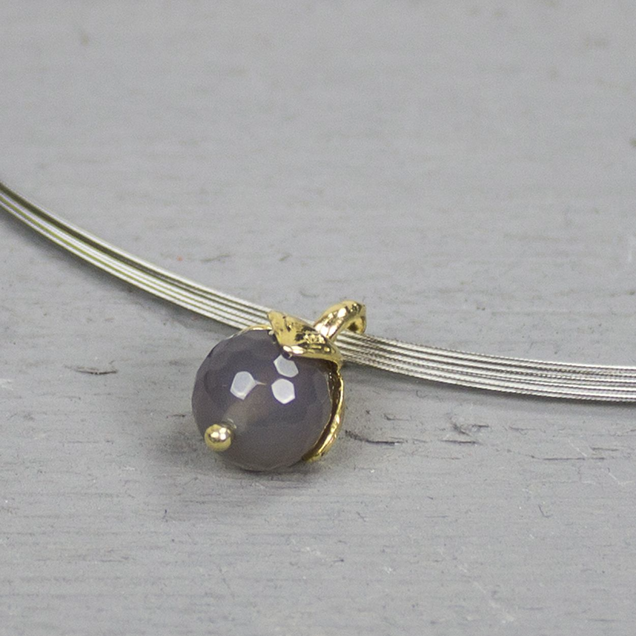 Hanger 925 sterling zilver verguld & Agaat. Agaat is een aardende, stabiliserende en beschermende steen. De steen bevordert innerlijke rust en een kalme en nuchtere houding.