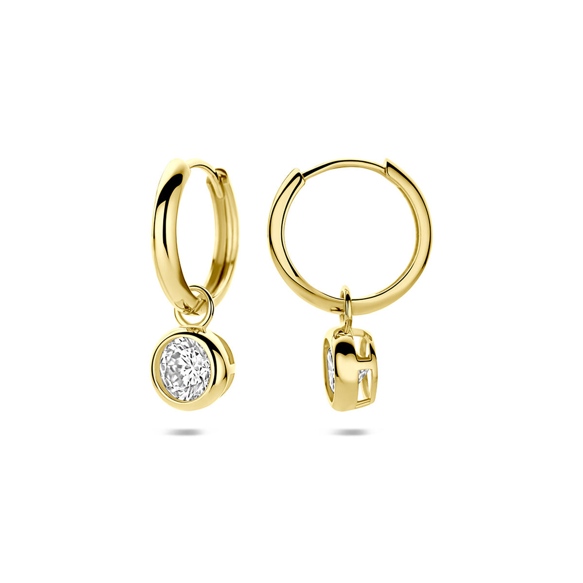 Elegante 9 karaat oorringen met een hangende zirkonia. De briljant geslepen zirkonia zorgt voor een subtiele, luxe schittering en geeft de oorringen een verfijnde uitstraling. Met een diameter van 20 mm zijn deze oorringen tijdloos en comfortabel om te dragen, perfect voor zowel dagelijks gebruik als speciale gelegenheden.