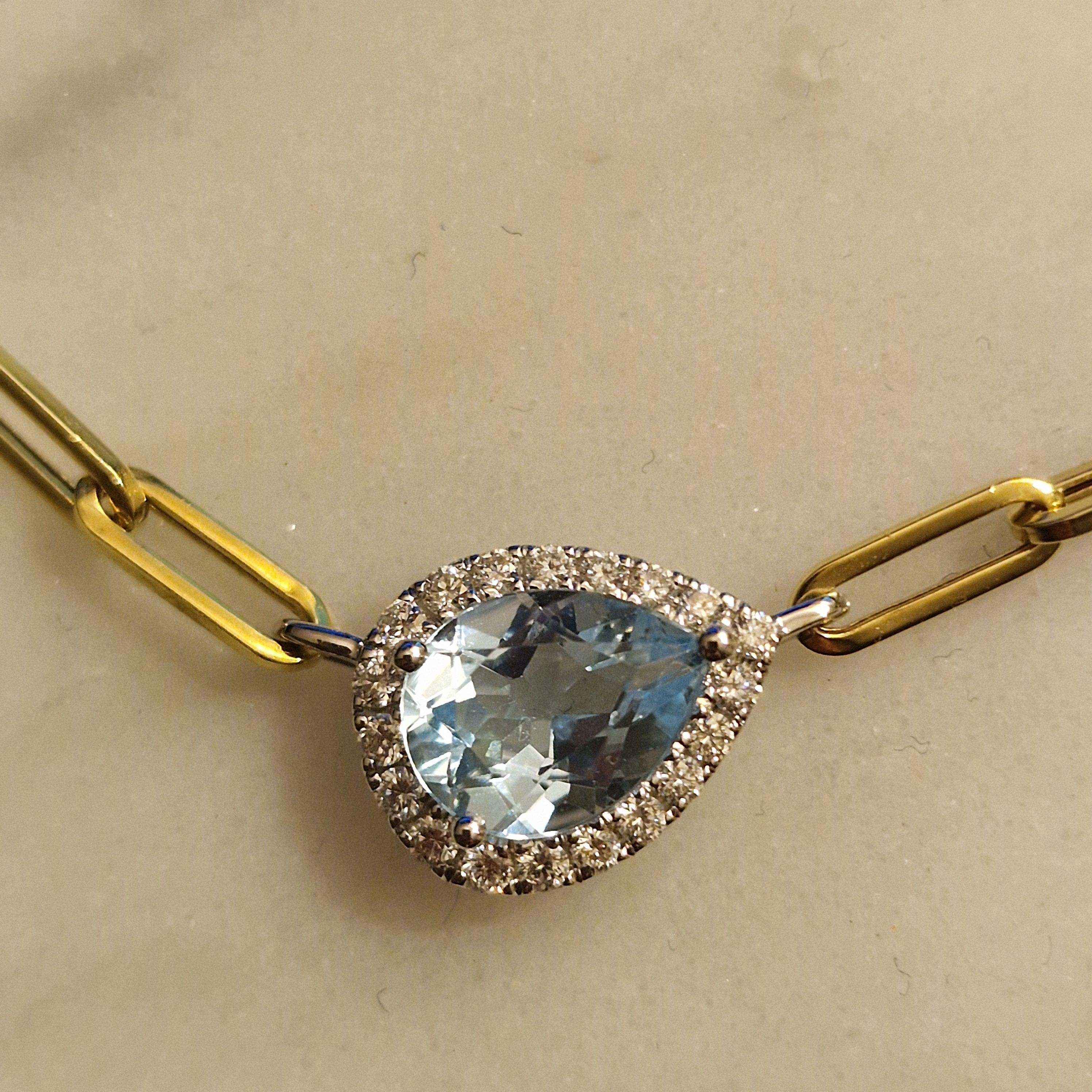 18k geelgoud paperclip collier 42 cm met een witgouden peervormige diamant entourage hanger met blauwe topaas