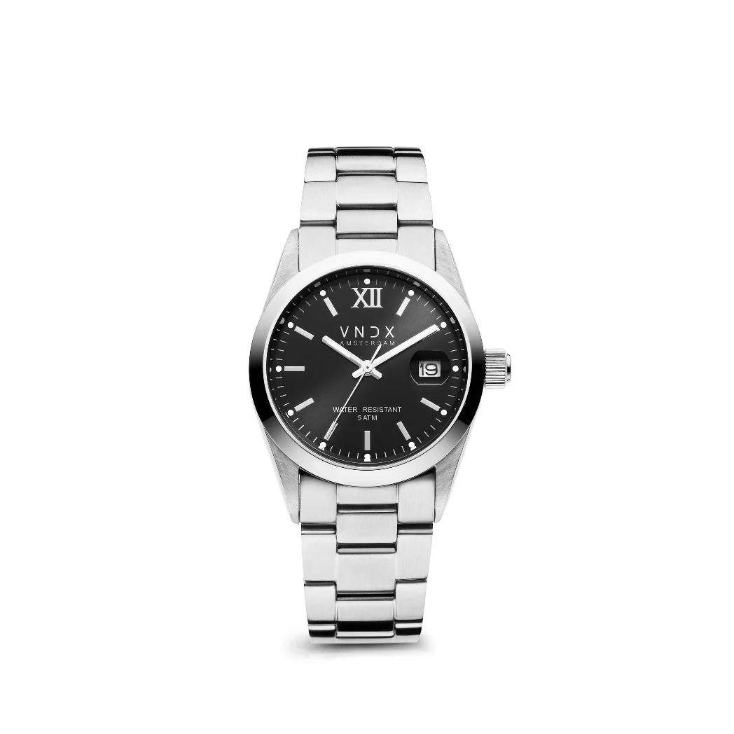 De Dare Devil Staal Zwart, een tijdloze klassieker die je ten alle tijden ondersteunt nooit te laat te zijn. De sprekende kast van 36 mm zorgt voor de perfecte pasvorm, zo is je horloge niet t&eacute; opvallend, maar toch ook zeker niet weg te denken uit je sieraden collectie.

Haar klassieke design, de gladde lunette en haar stoere zwarte wijzerplaat vormen een horloge voor iedere gelegenheid. Een zakelijke meeting of een borrel met vriendinnen, De Dare Devil Staal zal ervoor zorgen dat je geen enkele afspraak mist.

Ook als je je horloge nooit meer af wil doen, is de Dare Devil Staal waar je naar op zoek bent. Met een waterdichtheid van 5 ATM, kun jij met je Dare Devil dansen in de regen!

Wees jezelf, Creer je eigen stijl en kies je eigen pad! Just be a Dare Devil, It&rsquo;s Never Too Late!