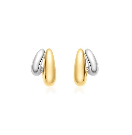 De Ania Haie E072-07T Two-Tone Dome Stud Hoop Earrings zijn stijlvolle en moderne oorhangers voor dames die een verfijnde en eigentijdse look willen dragen. Deze opvallende hoepels combineren een grotere, bolvormige goudkleurige ring met een kleinere, slanke zilveren ring in een elegant two-tone design dat een chic contrast geeft aan elke outfit. Gemaakt van hoogwaardig 925 sterling zilver met gold plating en een gepolijste afwerking, bieden deze oorbellen een tijdloze uitstraling en zijn ze comfortabel genoeg voor dagelijks gebruik. De unieke sculpturale vorm zorgt voor een fashion-statement dat perfect past bij zowel casual als feestelijke stijlen, en maakt ze ideaal als cadeau of aanvulling op je sieradencollectie.