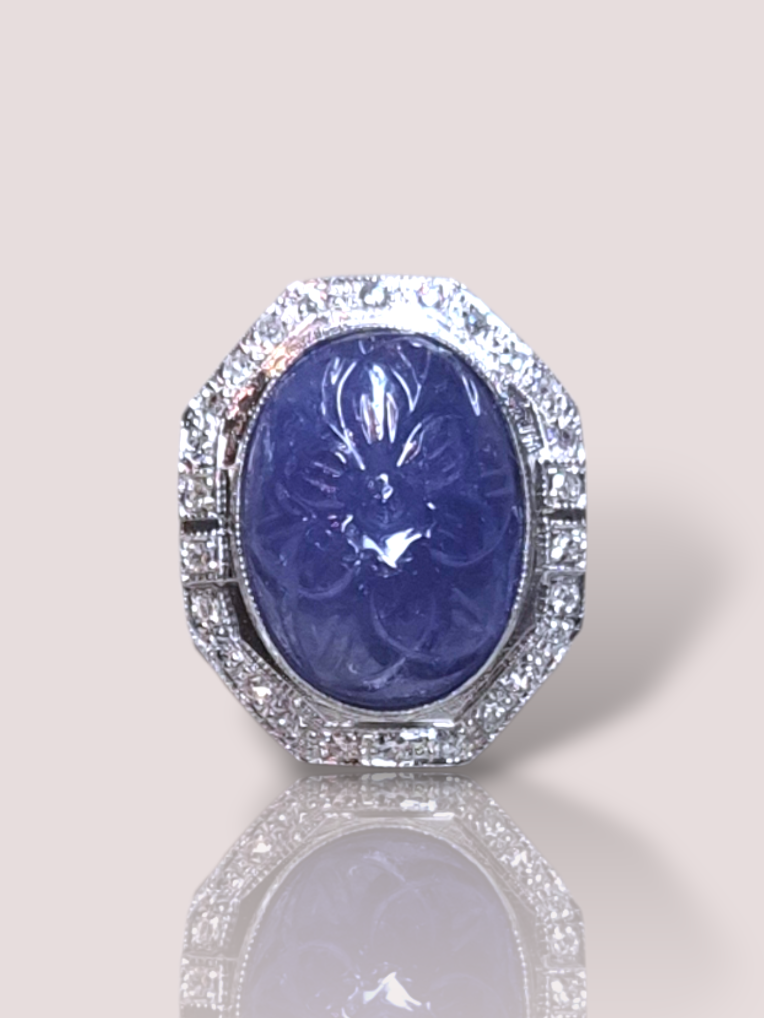 Deze Vintage 18k witgouden ring  heeft een prachtig gegraveerde tanzaniet met bloemmotief en wordt versterkt door 26 schitterende diamanten. Draag deze ring als een opvallend middelpunt bij formele gelegenheden of als een stijlvolle toevoeging aan dagelijkse outfits. Combineer met andere witgouden sieraden voor een elegante, samenhangende look. Een tijdloos juweel voor elke gelegenheid.

De diamanten hebben een gewicht van samen 0,65ct en hebben afzonderlijk een gewicht van circa 0,025ct.