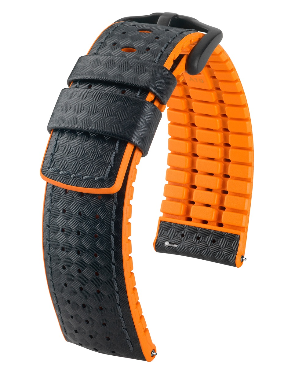 Hirsch Ayrton L Black Calf 24/22 mm &mdash; Dit is een Hirsch Ayrton-horlogeband in klassiek zwart kalfsleder met een Premium Caoutchouc (rubber) kern, ontworpen als sportieve en technische band met perforaties en een atletische uitstraling.
Met een 24 mm aanzetbreedte die naar 22 mm bij de gesp toeloopt, L-lengte en snelle quick-release veerstiften combineert hij comfort, waterbestendigheid en moderne functionaliteit, ideaal voor sport- en duikhorloges.