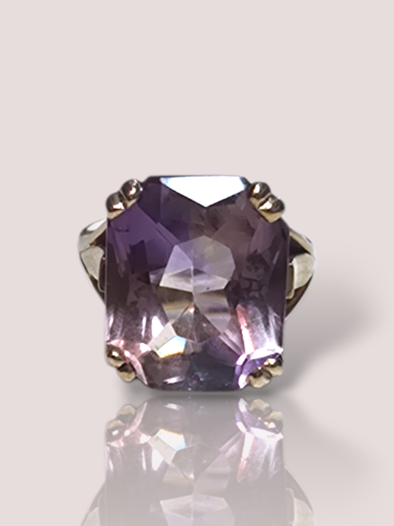 Deze Vintage 9k geelgouden ring met ametrien, is een elegante sieradenkeuze. Deze prachtige ring valt onder de categorie juweel specifiek het type ring. Draag hem solo als statement-stuk of combineer met andere ringen voor een gelaagde look. Perfect voor speciale gelegenheden of als verfijnde dagelijkse accessoire.

De ring heeft een prachtige grote ametrien met een afmeting van 1,8 x 1,5mm.