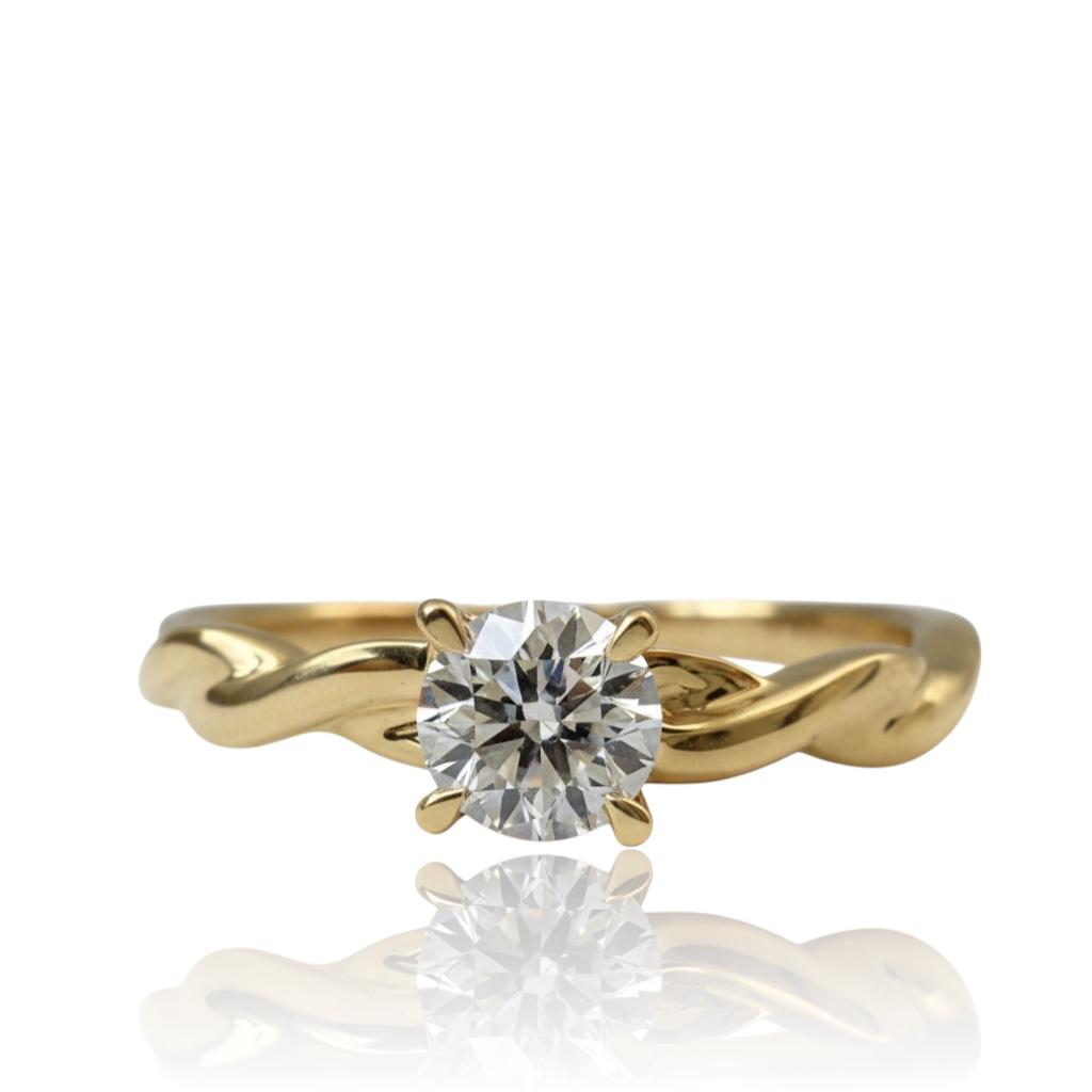 De Twist verlovingsring, model MF1316C, is een elegante 14 karaat gouden ring met een schitterende diamant van 0.26 CT, met kwaliteit VS1 en kleursteen D. Deze gouden ring past perfect bij elke verlovingsgelegenheid. Draag hem aan je ringvinger voor een klassieke en verfijnde uitstraling die tijdloze elegantie uitstraalt. Perfect voor je speciale moment!