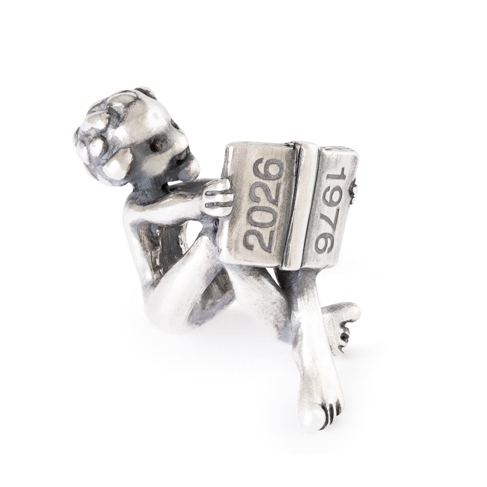 De Trollbeads bedel Verhalenbewaarder hanger met modelnummer TAGPE-00103 is een unieke sieradencategorie: JEWEL TYPE: PENDANT. Deze prachtige hanger kan perfect gedragen worden aan een ketting of armband, waardoor persoonlijke verhalen stijlvol worden bewaard. Voor het beste effect, combineer het met andere Trollbeads voor een echt persoonlijke look. Voeg deze elegante hanger toe aan jouw collectie!