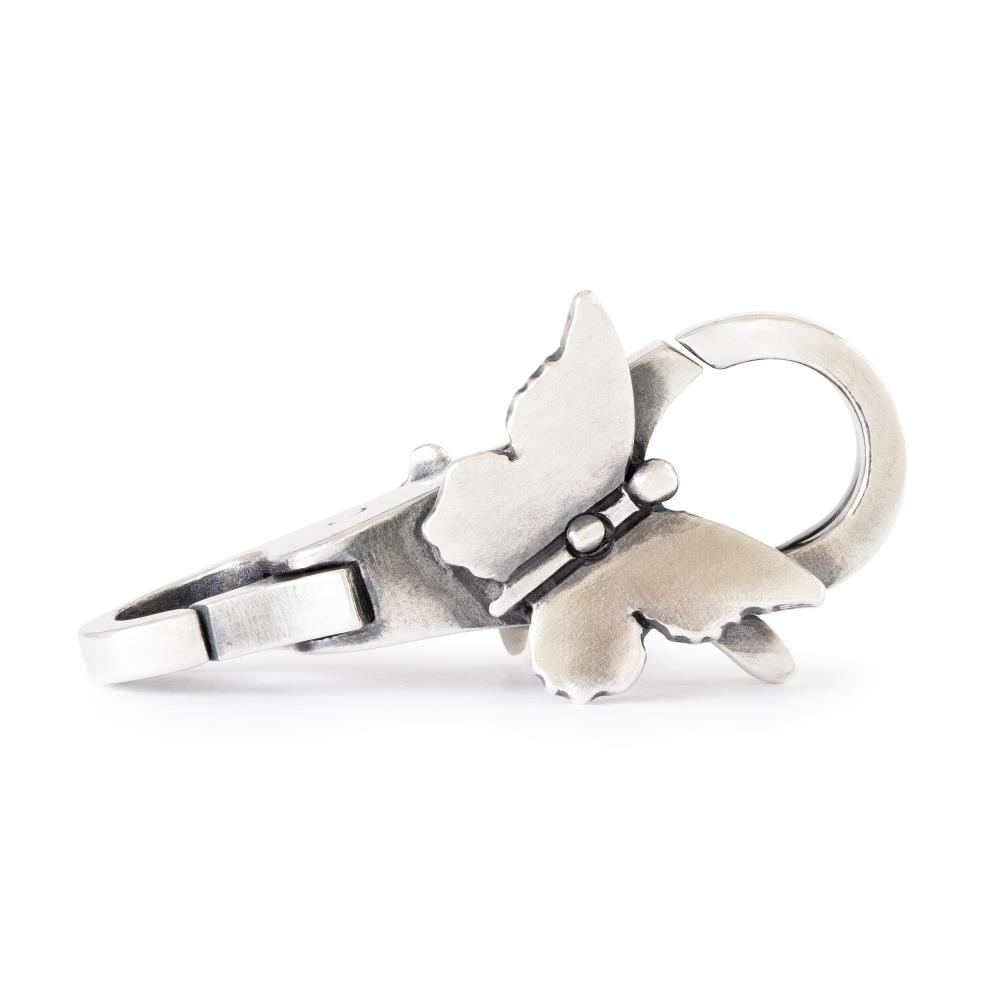 De Trollbeads Fladderpoort sluiting met modelnummer TAGLO-00142 is een stijlvolle hanger die valt onder de categorie sieraden. Deze unieke hanger kan prachtig gedragen worden aan een ketting of armband. Ideaal voor een persoonlijke touch aan je look, perfect te combineren met andere Trollbeads-elementen voor veelzijdige en modieuze styling.