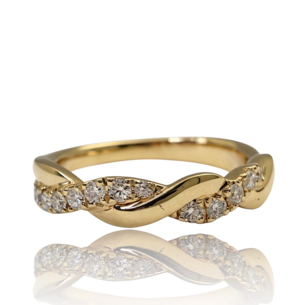 De "Twist aanschuifring 14k goud met diamant 0.33CT" modelnummer RE14615. Is een prachtige verlovingsring. Met een diamant van kwaliteit VS1 en kleur D, gemaakt in maat 54, straalt deze ring elegantie uit. Draag deze ring naast andere sieraden om een stijlvol effect te cre&euml;ren voor elke gelegenheid.