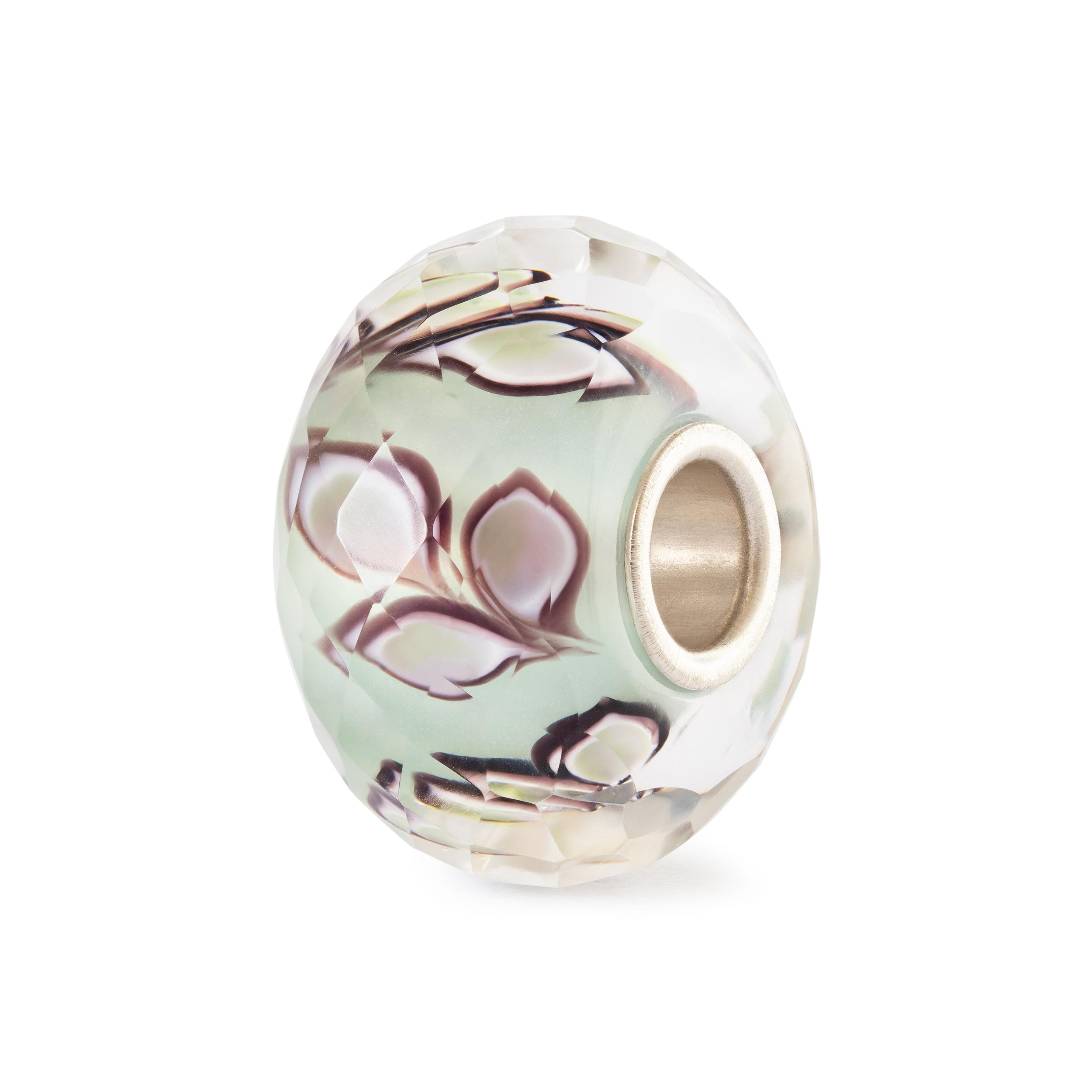 Trollbeads Zwijgend Blad TGLBE-30190 &mdash; handgemaakte edelsteenbedel met zachte saliegroene tinten en accenten van mauve. Symboliseert stilte, rust en reflectie, met een elegant ontwerp dat de natuurlijke schoonheid van bladeren weerspiegelt. Verkrijgbaar bij Juwelier Schouten &ndash; Middenwaard, Heerhugowaard.