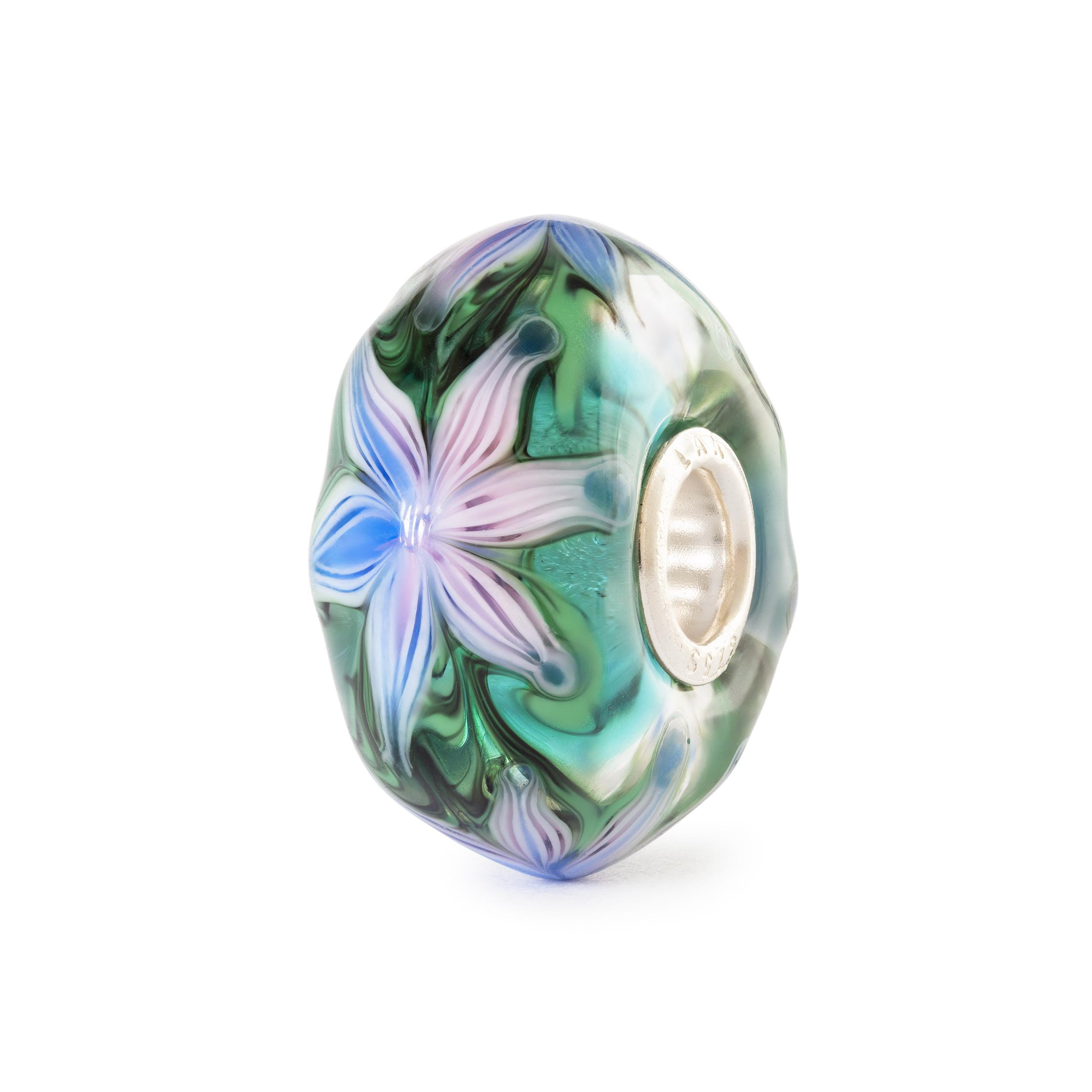 Trollbeads Waterbloei TGLBE-20475 &mdash; handgemaakte edelsteenbedel met zachte golven van blauw, groen en een violette bloem. Symboliseert gratie, veerkracht en kalmte temidden van beweging. Verkrijgbaar bij Juwelier Schouten &ndash; Middenwaard, Heerhugowaard.