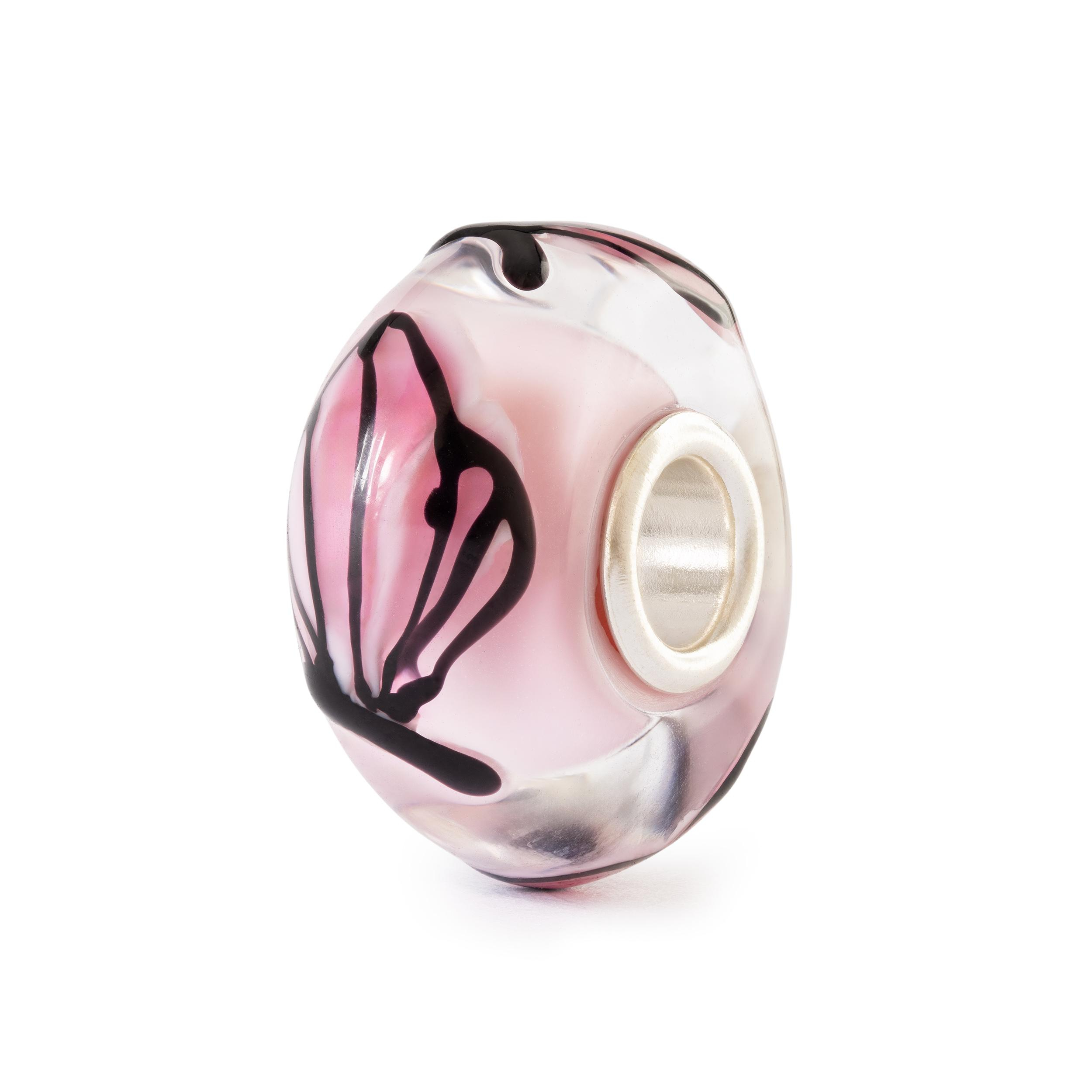 Trollbeads Bloesemfladder TGLBE-20477 &mdash; met de hand gemaakte edelsteenbedel met zachte roze en witte tinten, omlijst door subtiele vlindervleugels. Symboliseert openheid, zachtheid en het verwelkomen van licht en nieuwe energie. Verkrijgbaar bij Juwelier Schouten &ndash; Middenwaard, Heerhugowaard.