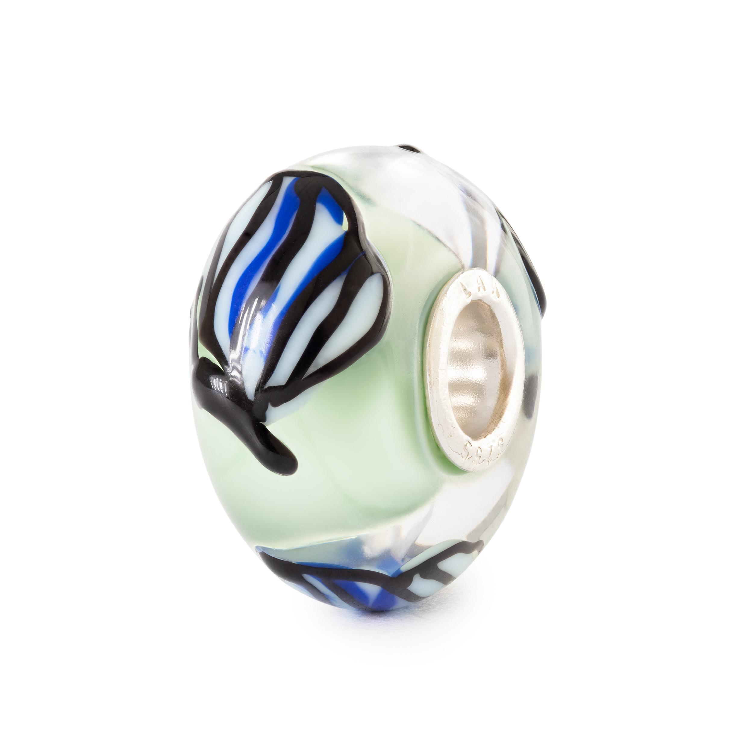 Trollbeads Azurfladder TGLBE-20478 &mdash; handgemaakte edelsteenbedel in kalmerende blauw- en groentinten met elegante donkere vleugels. Symboliseert rust, harmonie en het vredige ritme van lucht en water. Verkrijgbaar bij Juwelier Schouten &ndash; Middenwaard, Heerhugowaard.