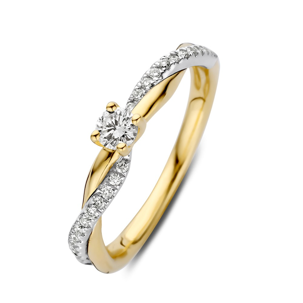 Elegante, bicolor gouden solitair ring met gevlochten band. Twee worden samen &eacute;&eacute;n, een prachtige symboliek voor bijvoorbeeld een verlovingsring. De ring bevat een briljante middensteen van 0,19 crt en is in totaal gezet met 0,30 crt. diamant.