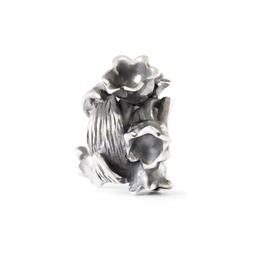 Trollbeads Lelietje van Dalen TAGBE-10295 &mdash; symbolische zilveren bedel die staat voor een nieuw begin en hoop. Een verfijnd bloemenontwerp dat herinnert aan licht, groei en de eerste tekenen van de lente. Verkrijgbaar bij Juwelier Schouten &ndash; Middenwaard, Heerhugowaard.