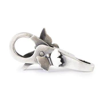 Trollbeads Fladderpoort sluiting TAGLO-00142 &mdash; elegante zilveren sluiting met twee vlinders die elkaar ontmoeten. Een symbool van beweging, lichtheid en verbondenheid. Verkrijgbaar bij Juwelier Schouten &ndash; Middenwaard, Heerhugowaard.