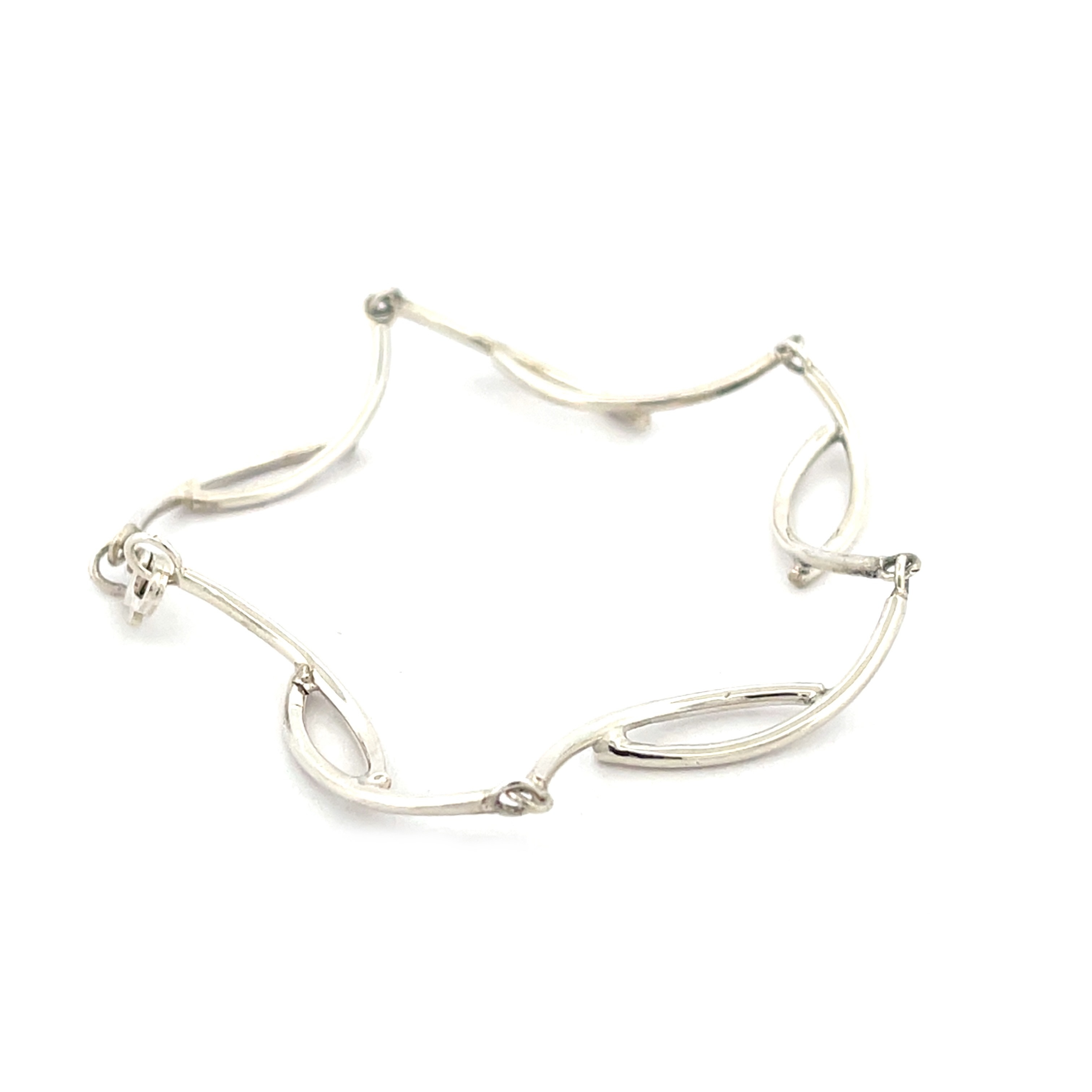 De schitterende armband is het perfecte cadeau voor jouw geliefde. Deze zilveren armband bestaat uit schakels van 2 bogen die elkaar omarmen. Bij deze armband hoort een bijpassende hanger, ring en een set oorknoppen die samen perfect te dragen zijn. Dit simplistische design zorgt ervoor dat je deze prachtige set bij elke look kan dragen waardoor het gelijk je favoriete sieraad zal worden.

Wil jij jouw geliefde verrassen met deze prachtige armband?

Maak een afspraak en kom deze passen! Of bestel haar gelijk, dan sturen we deze mooi verpakt naar je toe.