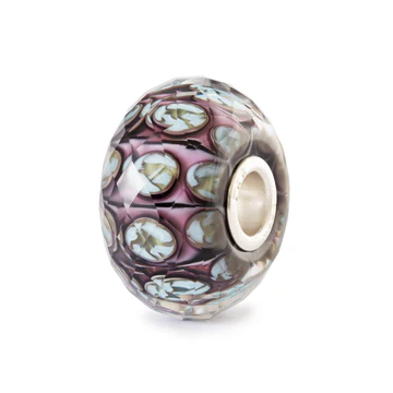 Trollbeads schemerblad TGLBE-30187 &mdash; handgemaakte edelsteenbedel met lagen van zacht paars en zachtgroene bloemblaadjes. Gefacetteerd glas vangt het licht subtiel en geeft elke kraal een stille elegantie. Verkrijgbaar bij Juwelier Schouten &ndash; Middenwaard, Heerhugowaard.